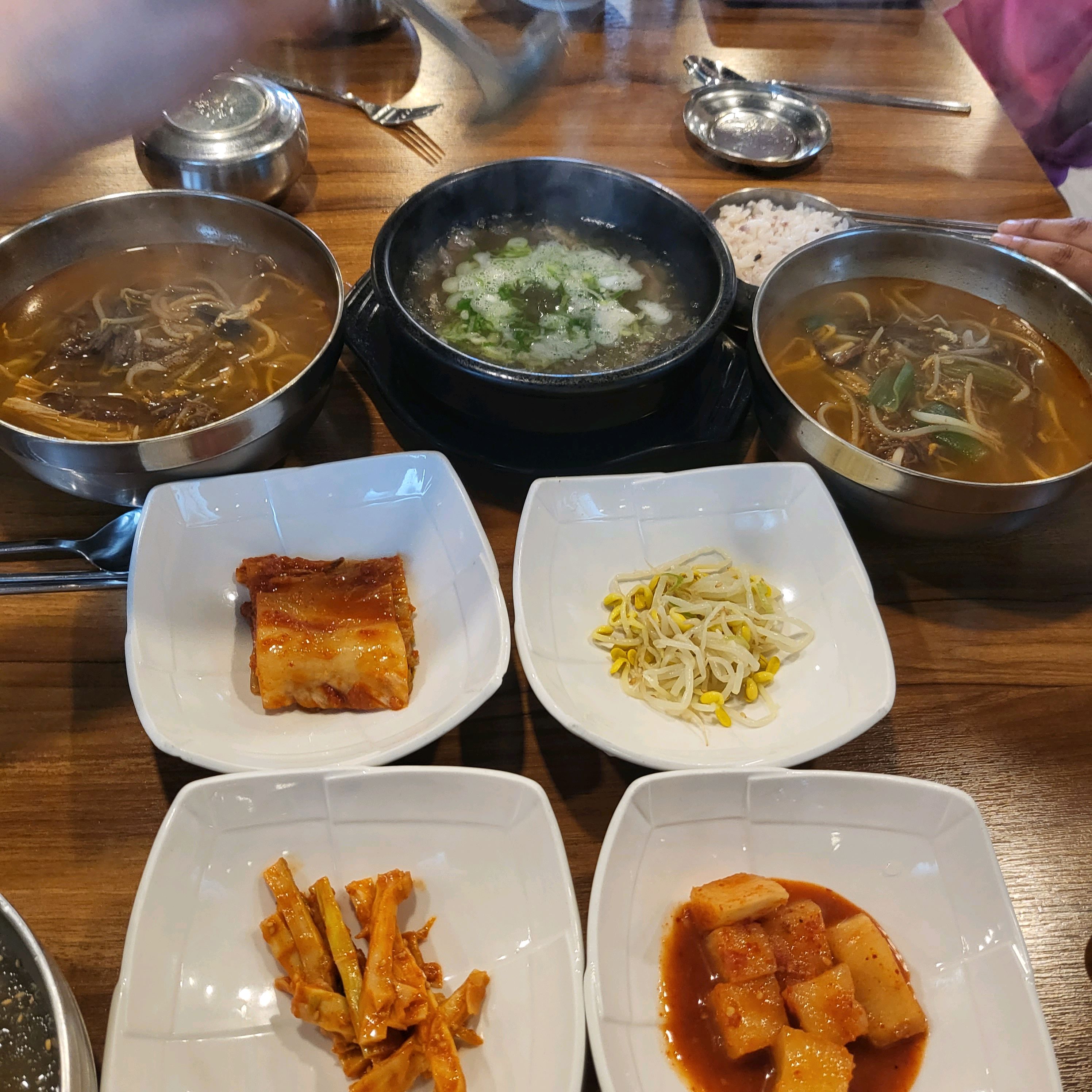 여러 가지 음식이 차려진 테이블