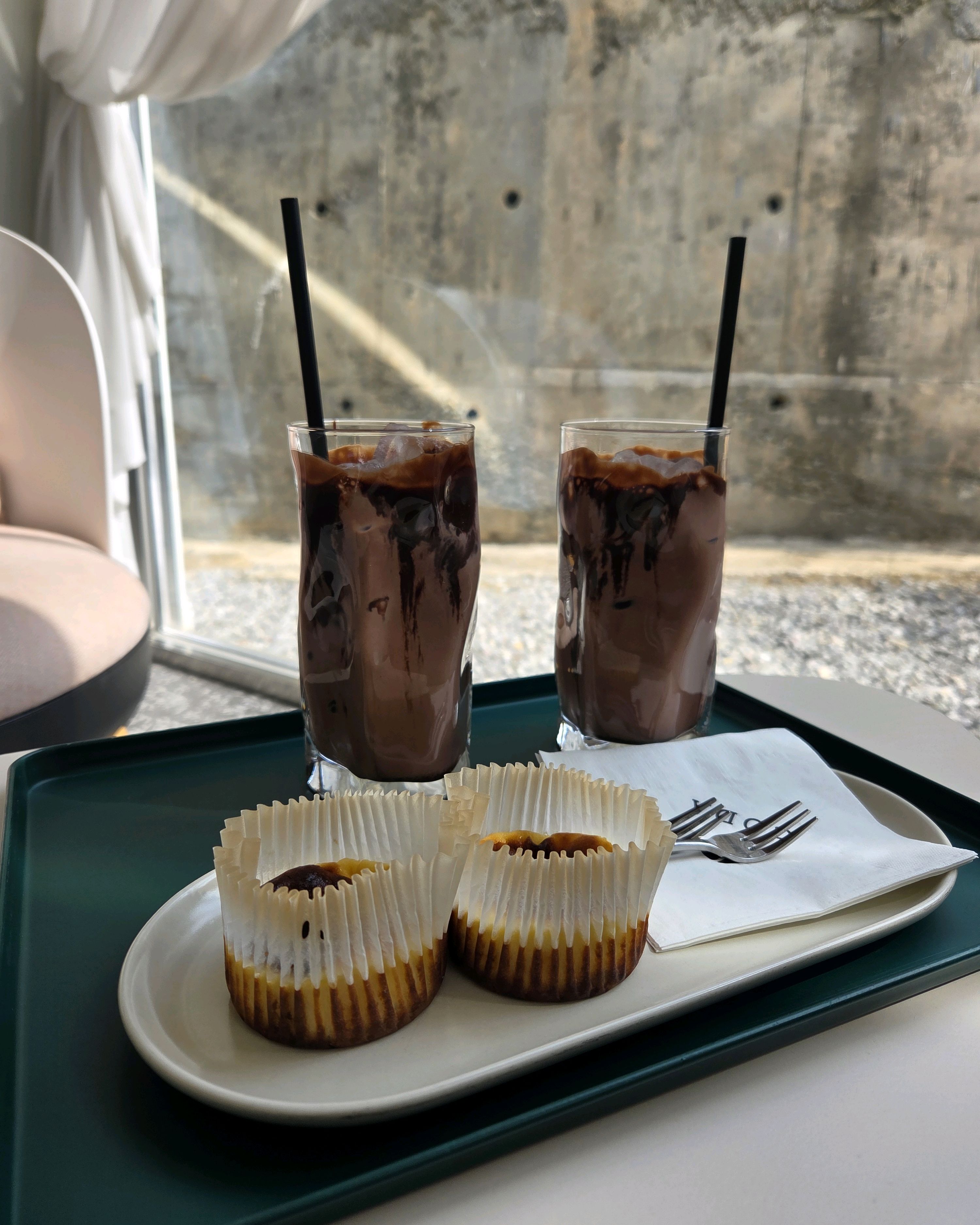 라떼와 바스크 치즈케이크 조각