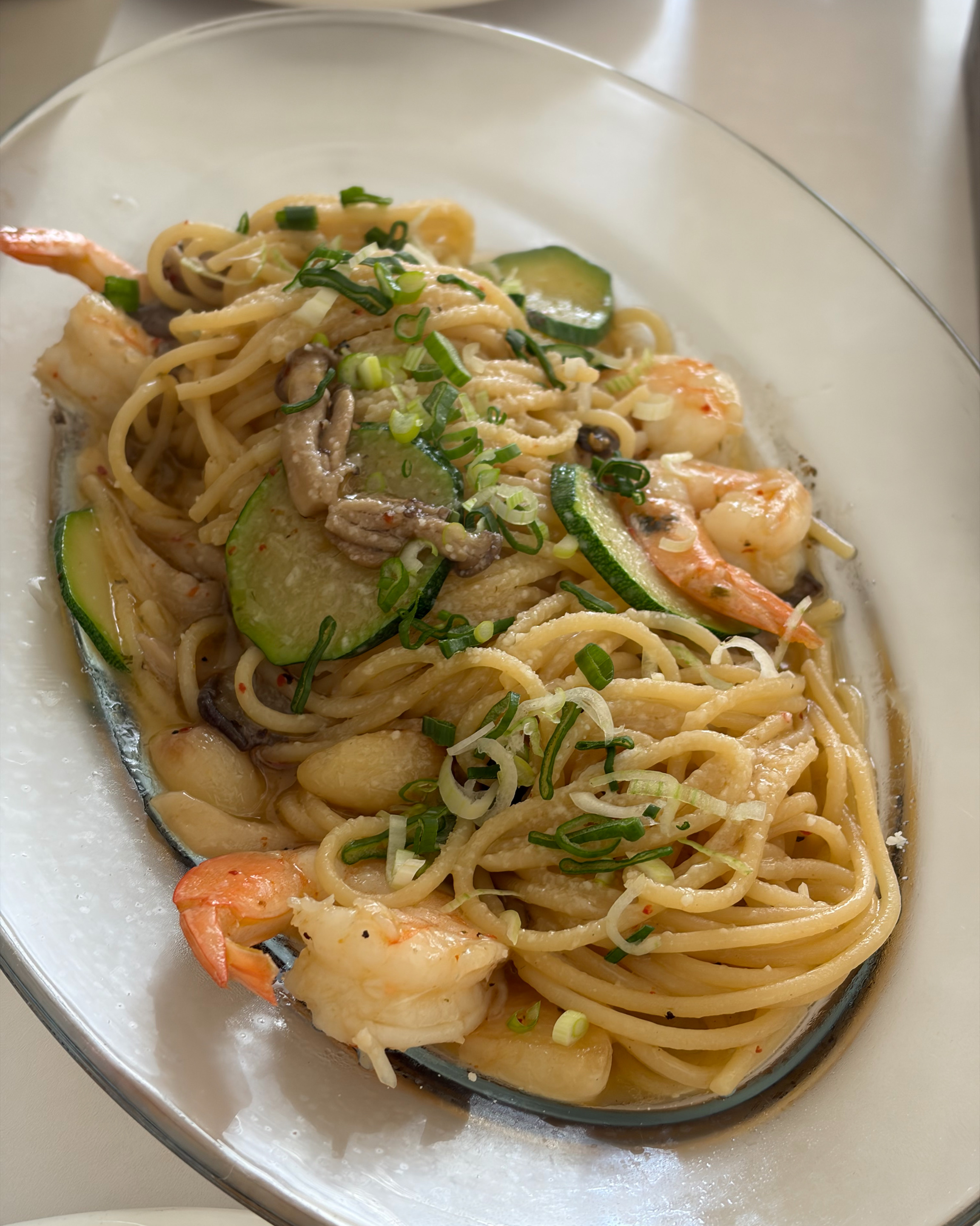 정갈하게 차려진 식사 메뉴