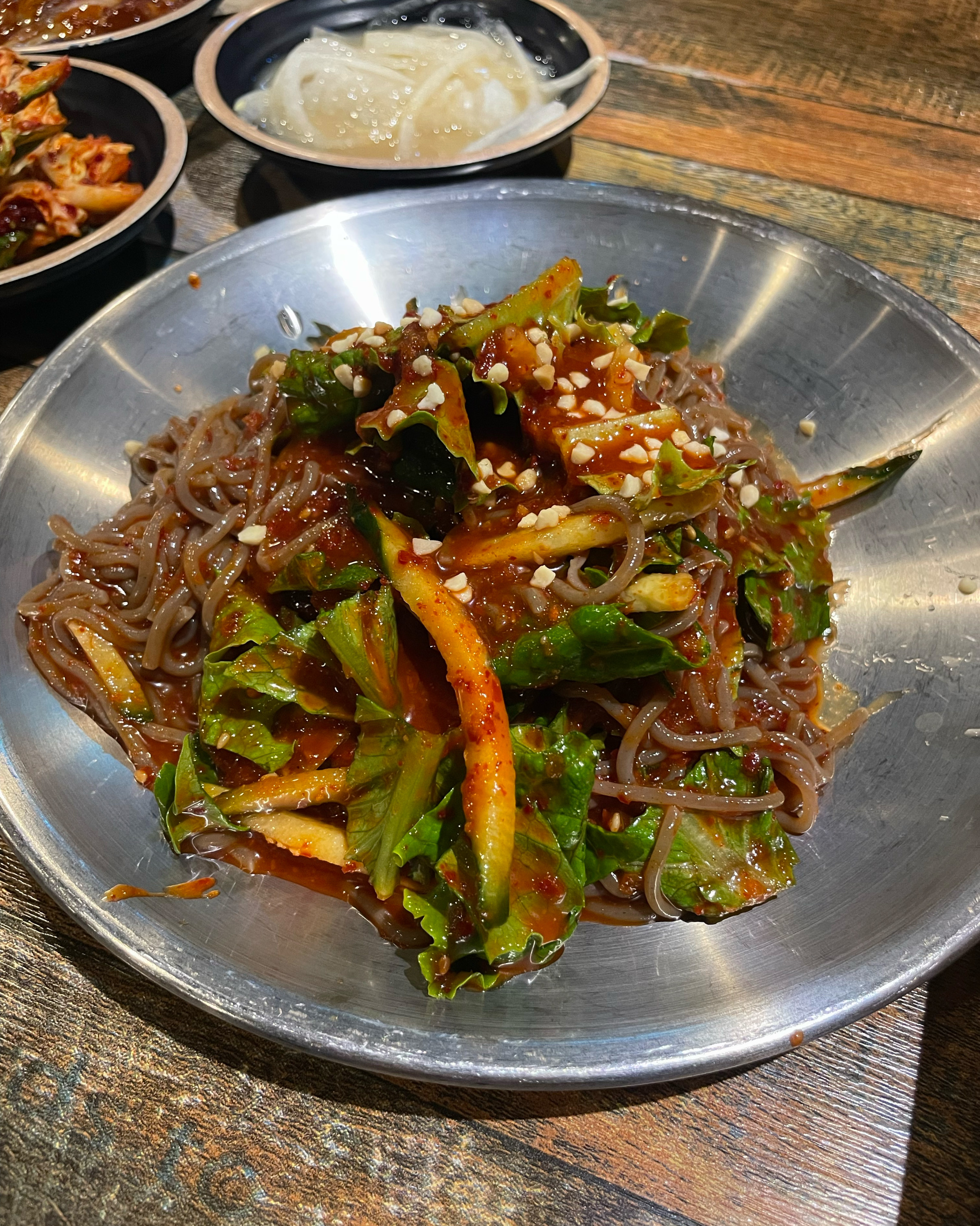 푸짐한 서비스 메뉴와 족발 상차림