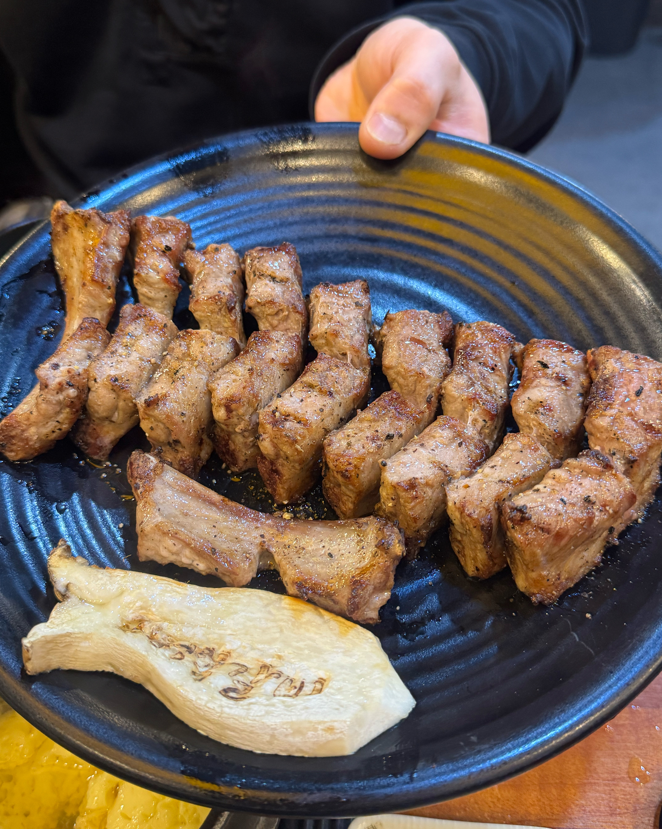 접시에 예쁘게 담긴 쪽갈비