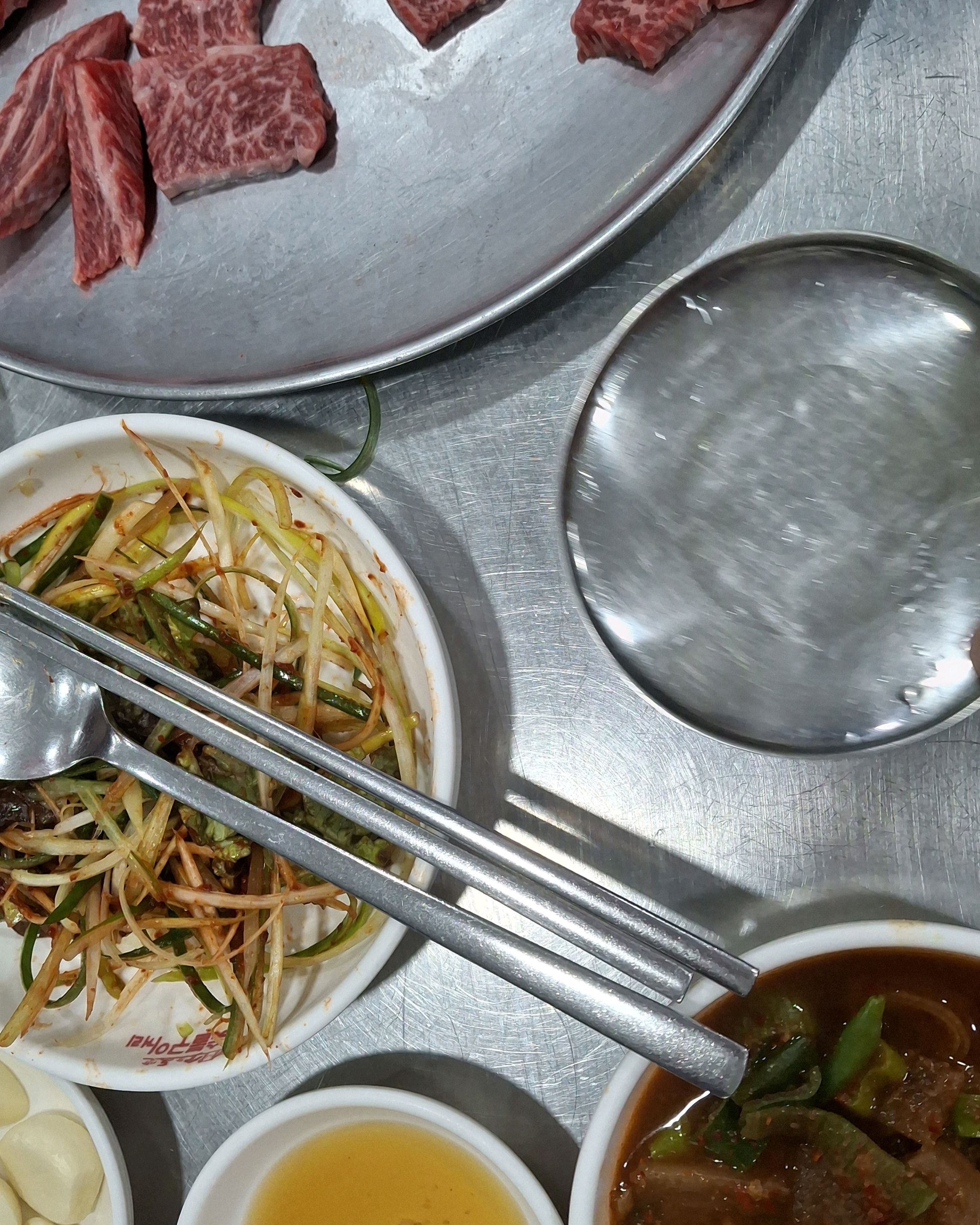 테이블 위에 놓인 샐러드와 밥, 젓가락