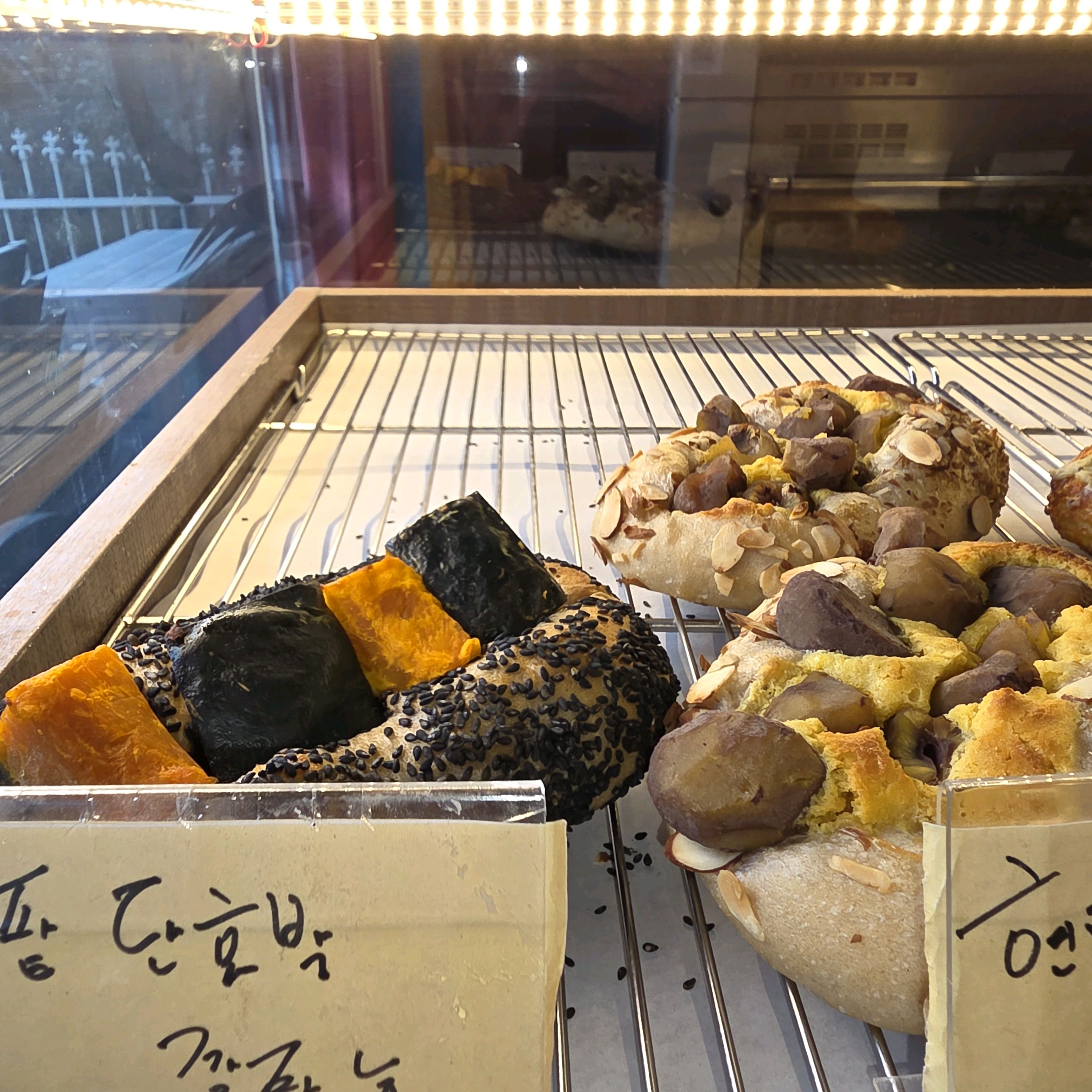 깨가 뿌려진 소금빵