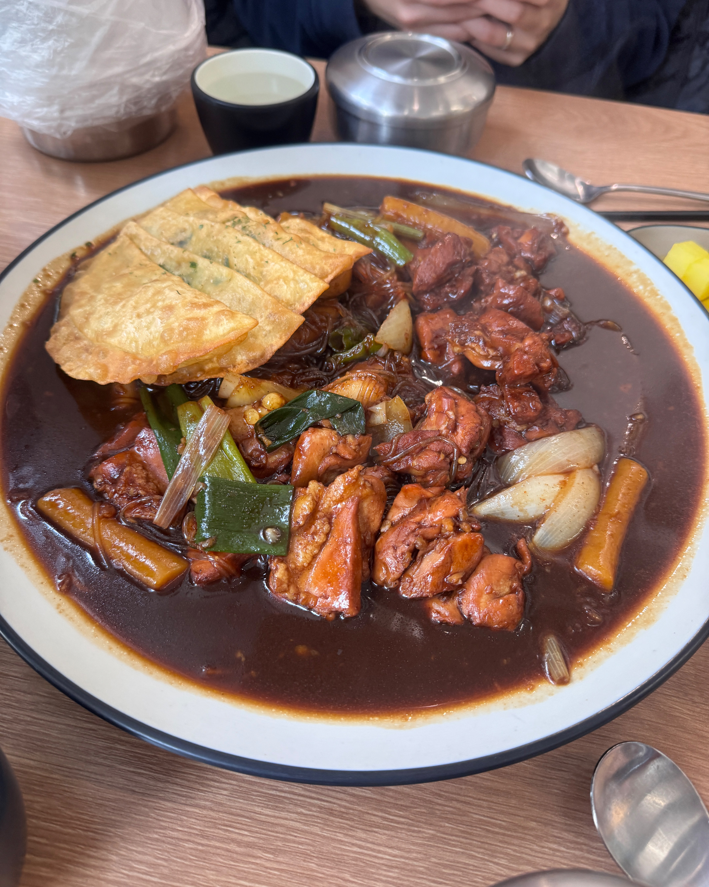 찜닭을 덜어 먹는 모습