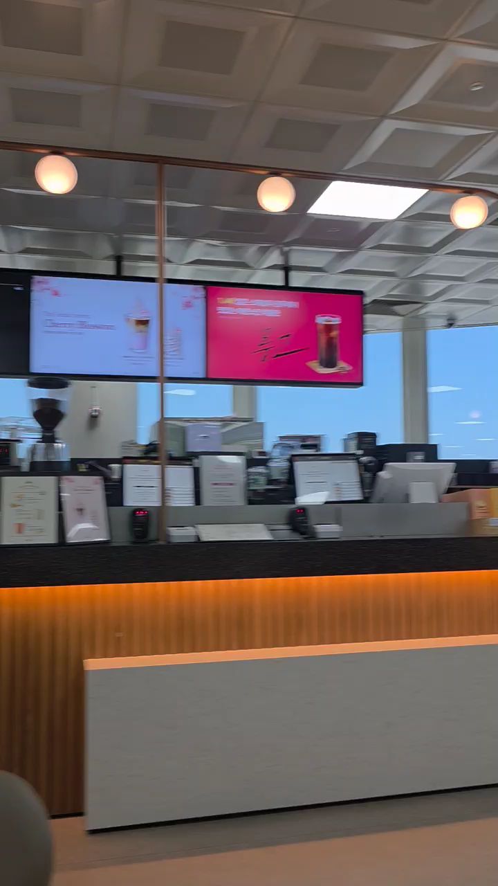 매장 내부 디스플레이와 메뉴판