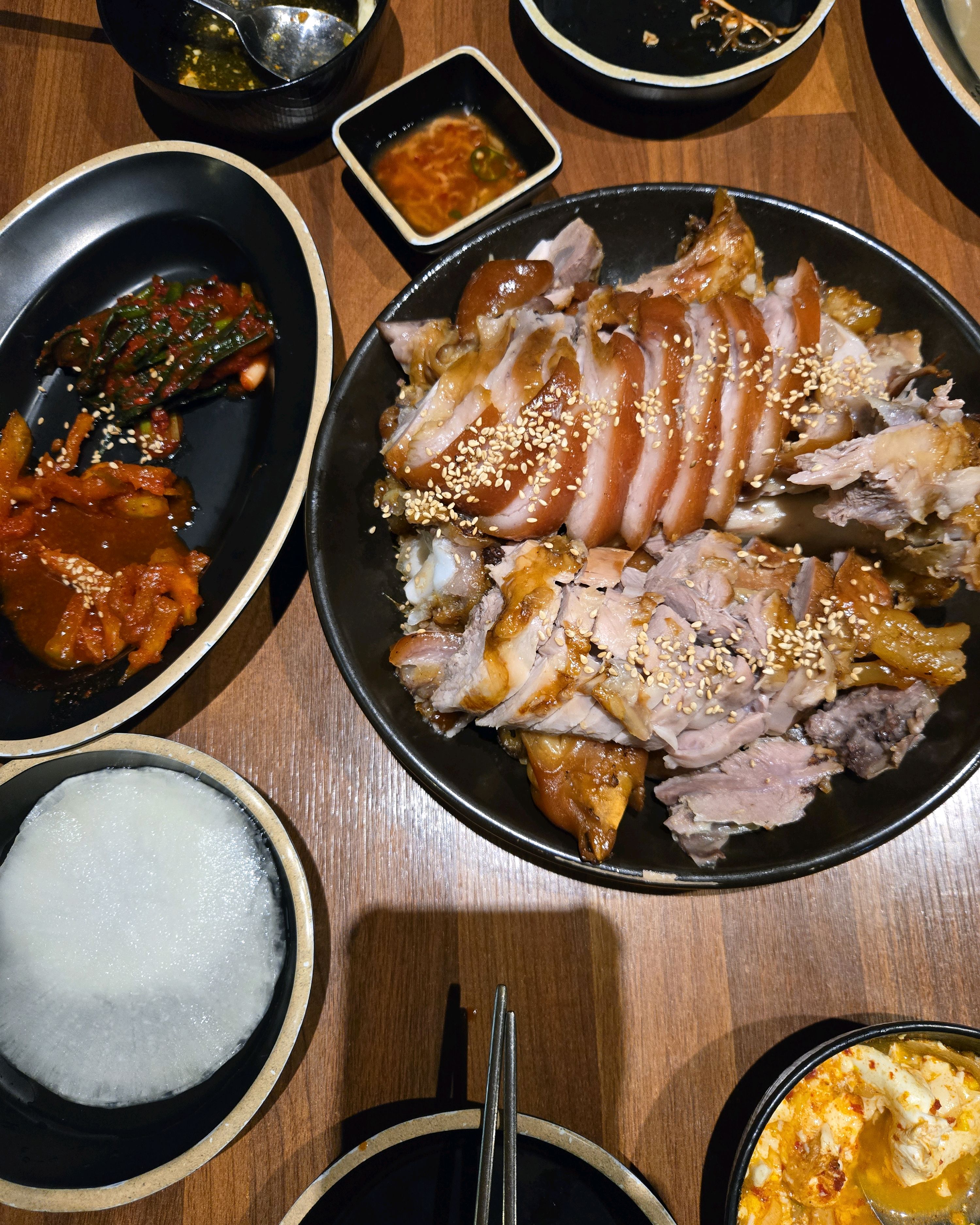 먹음직스럽게 썰어진 족발과 보쌈이 보인다.