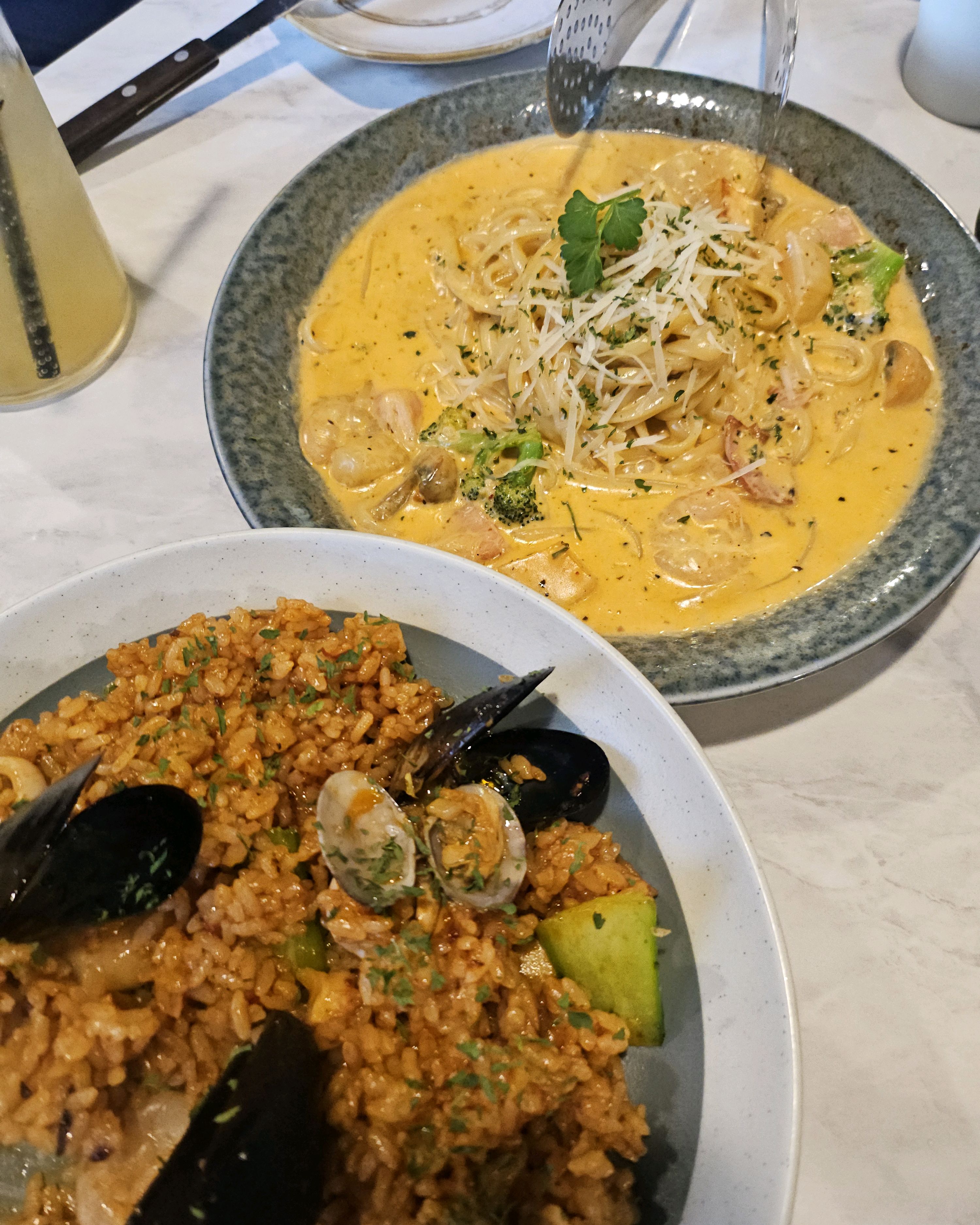 두 가지 파스타가 담긴 접시 사진