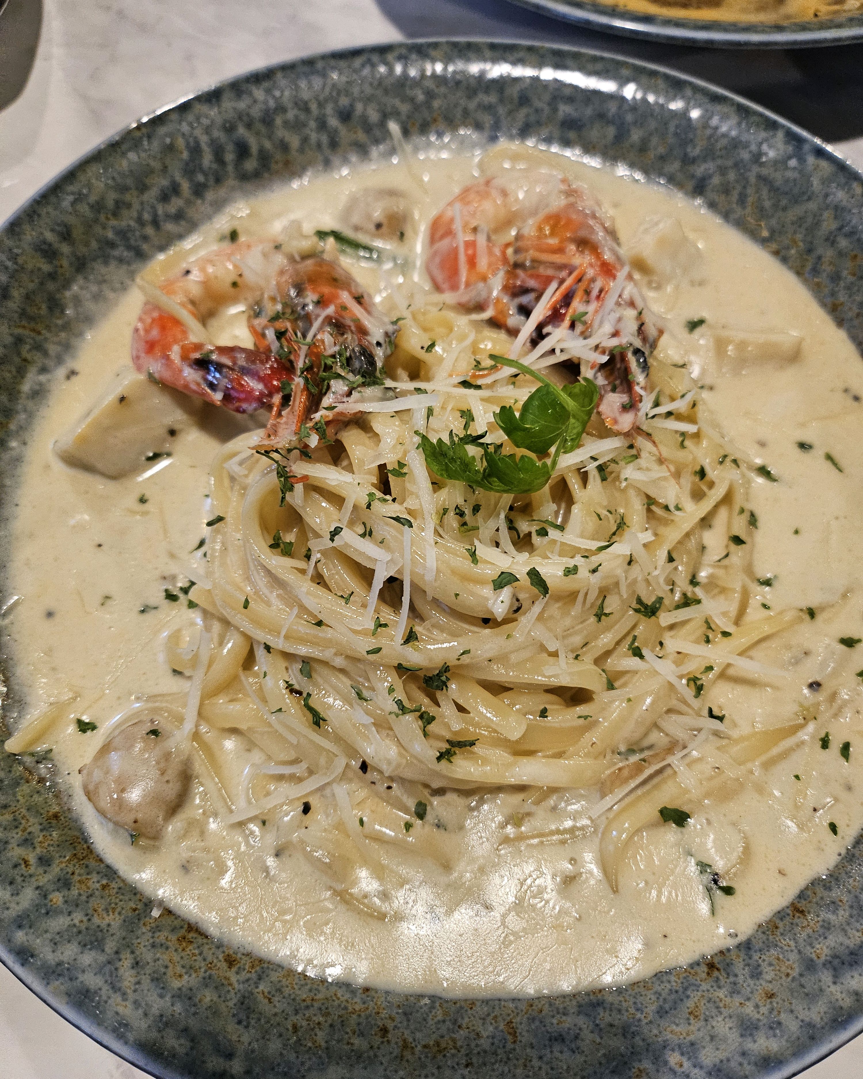 피자와 파스타, 음료가 함께 놓인 테이블 세팅 사진