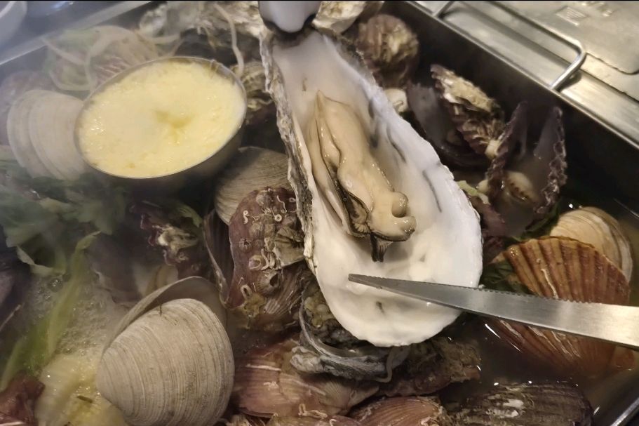 풍성한 조개찜과 곁들임 메뉴