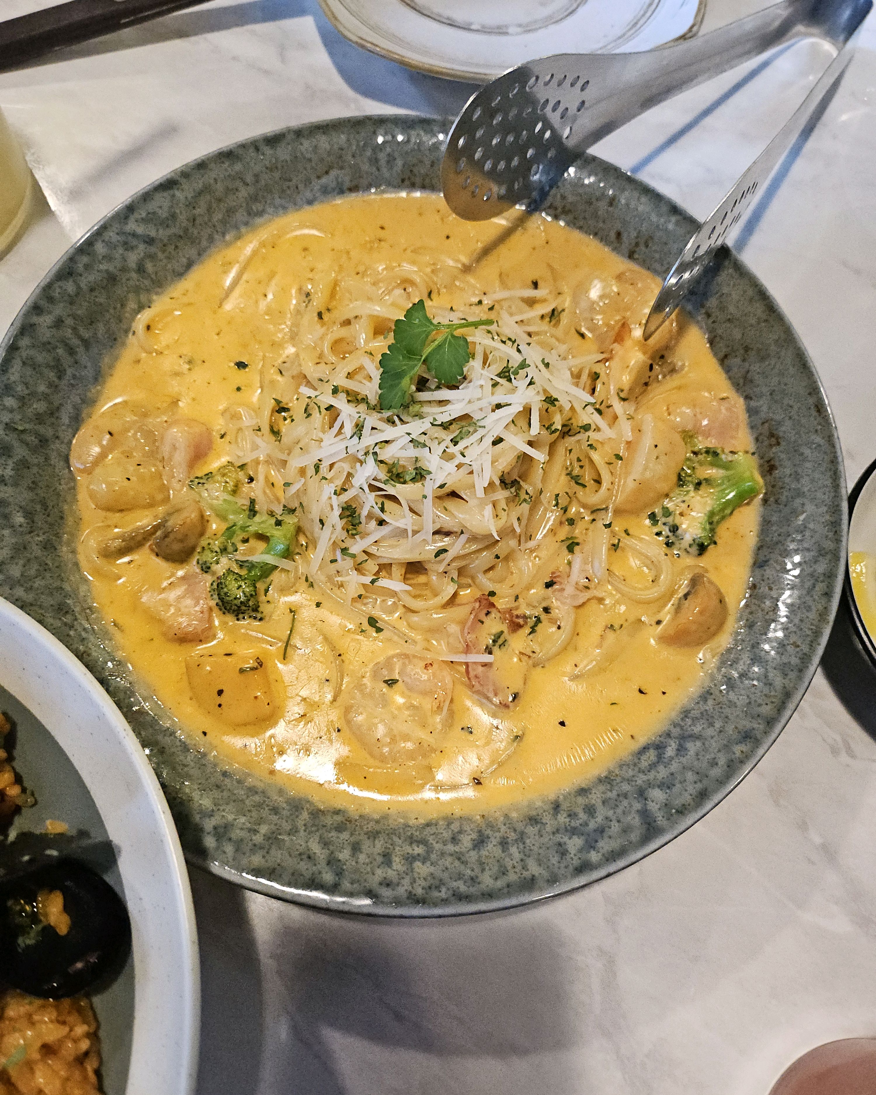 크림소스와 새우가 듬뿍 담긴 파스타 사진