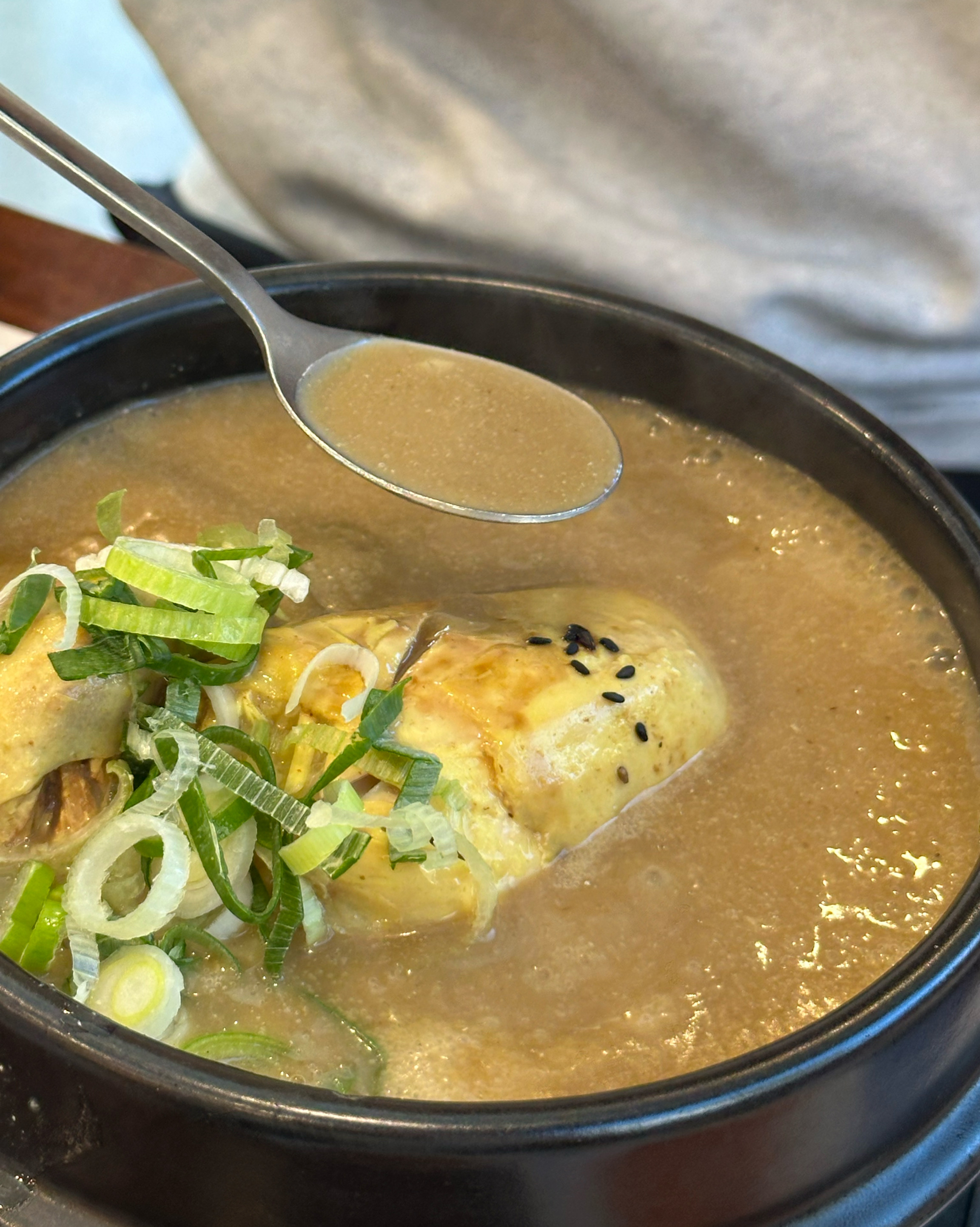 숟가락으로 국물을 맛보는 모습