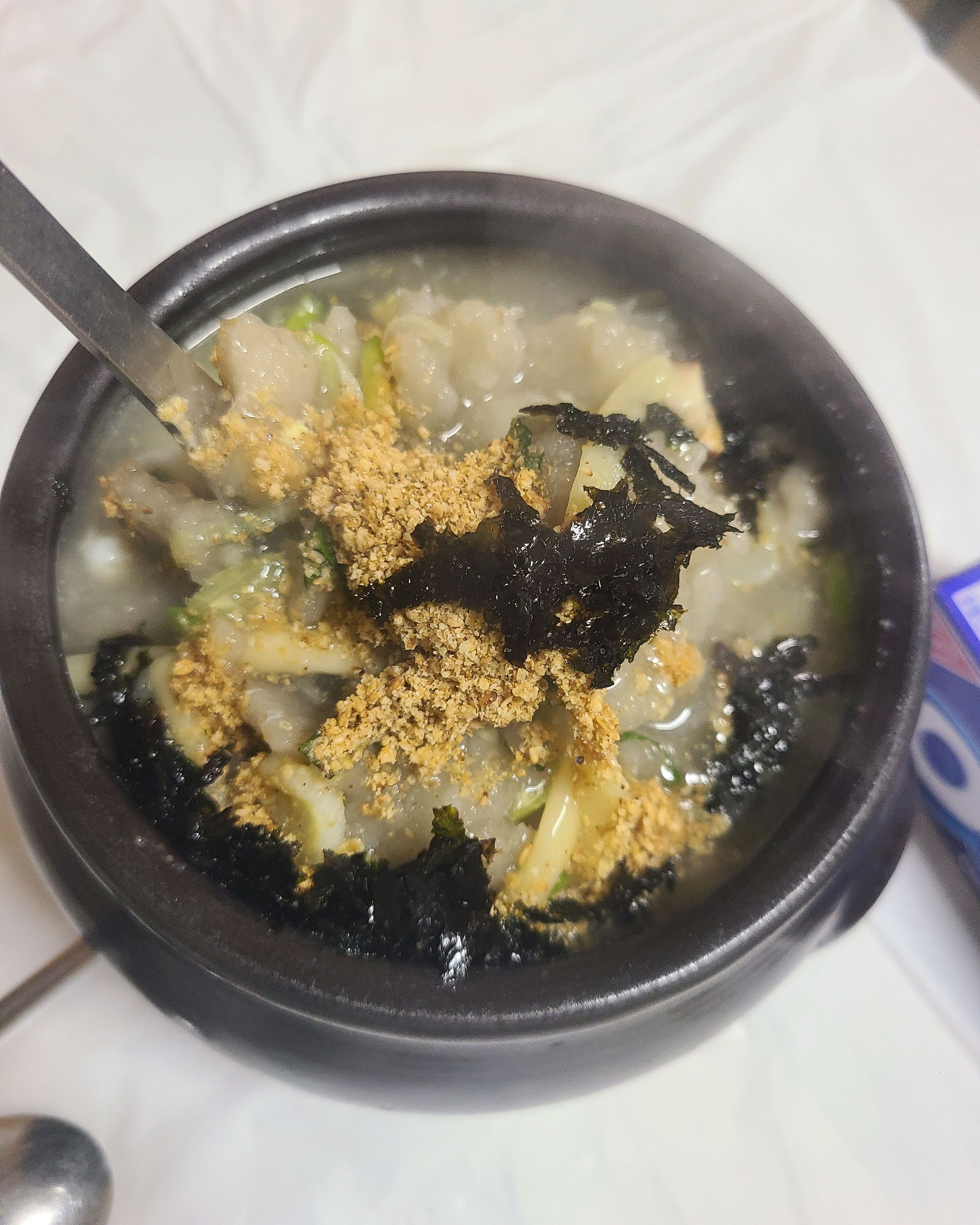 옹심이 한 그릇에 오징어순대 6개가 함께 나온 모습