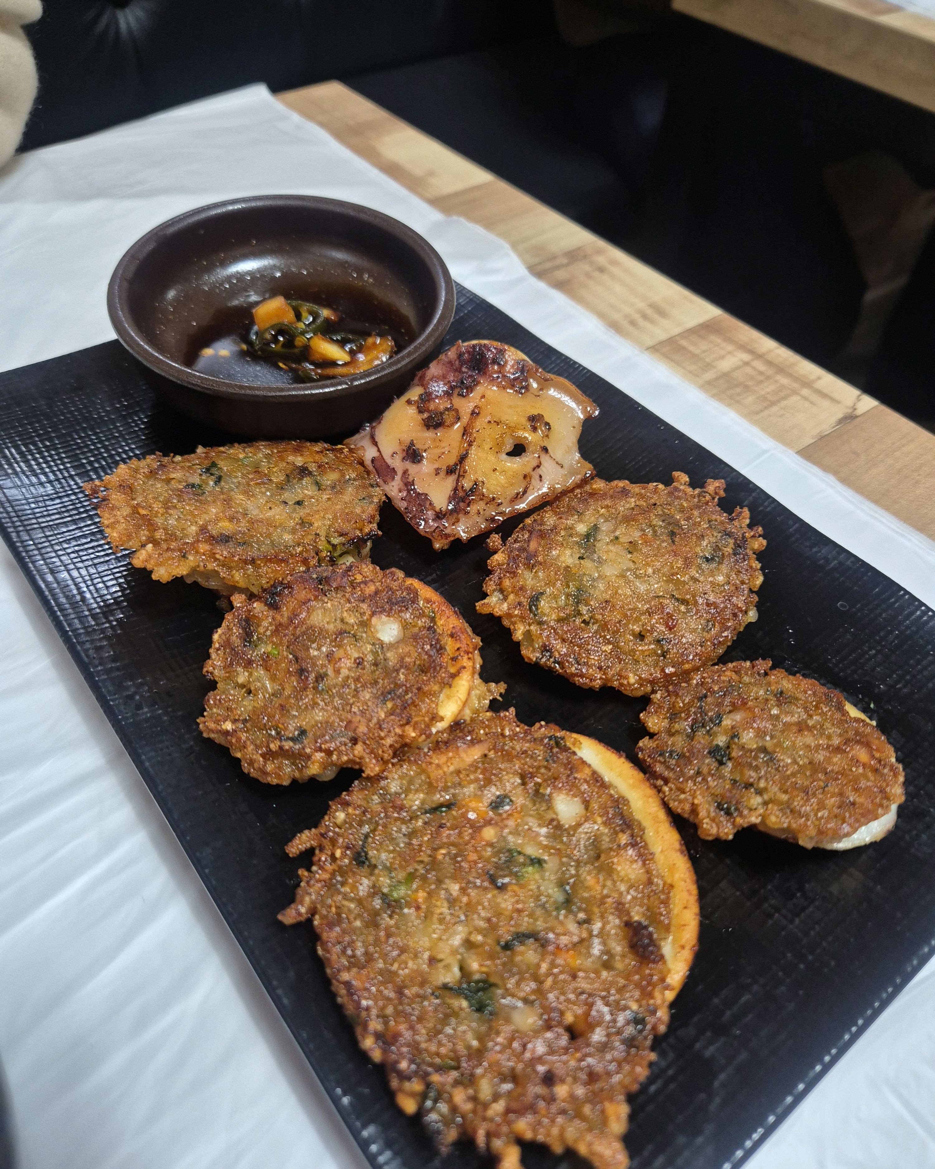 김치와 깍두기가 담긴 작은 그릇들