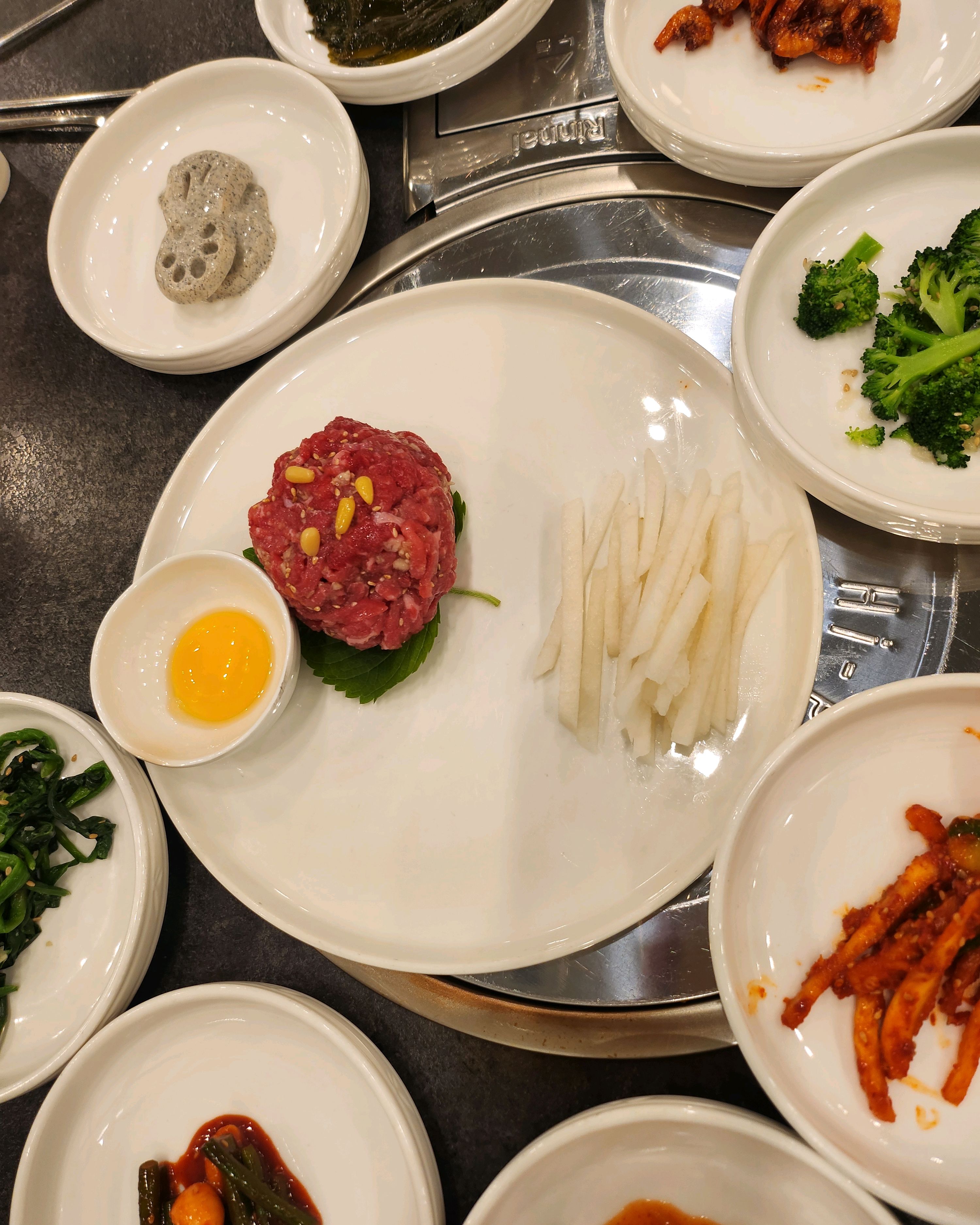 육회와 비빔밥 재료들이 섞인 모습