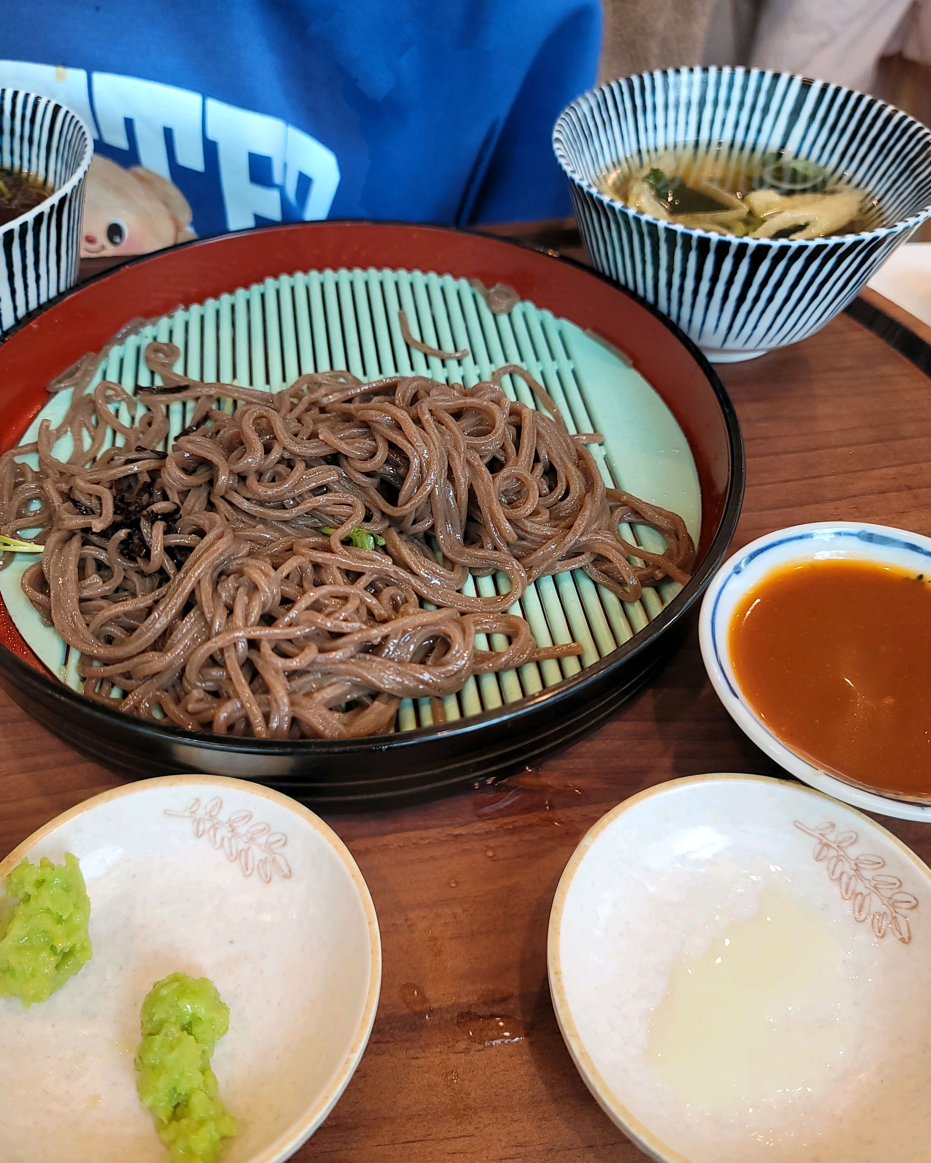 냉모밀이 담긴 그릇과 곁들임 찬들