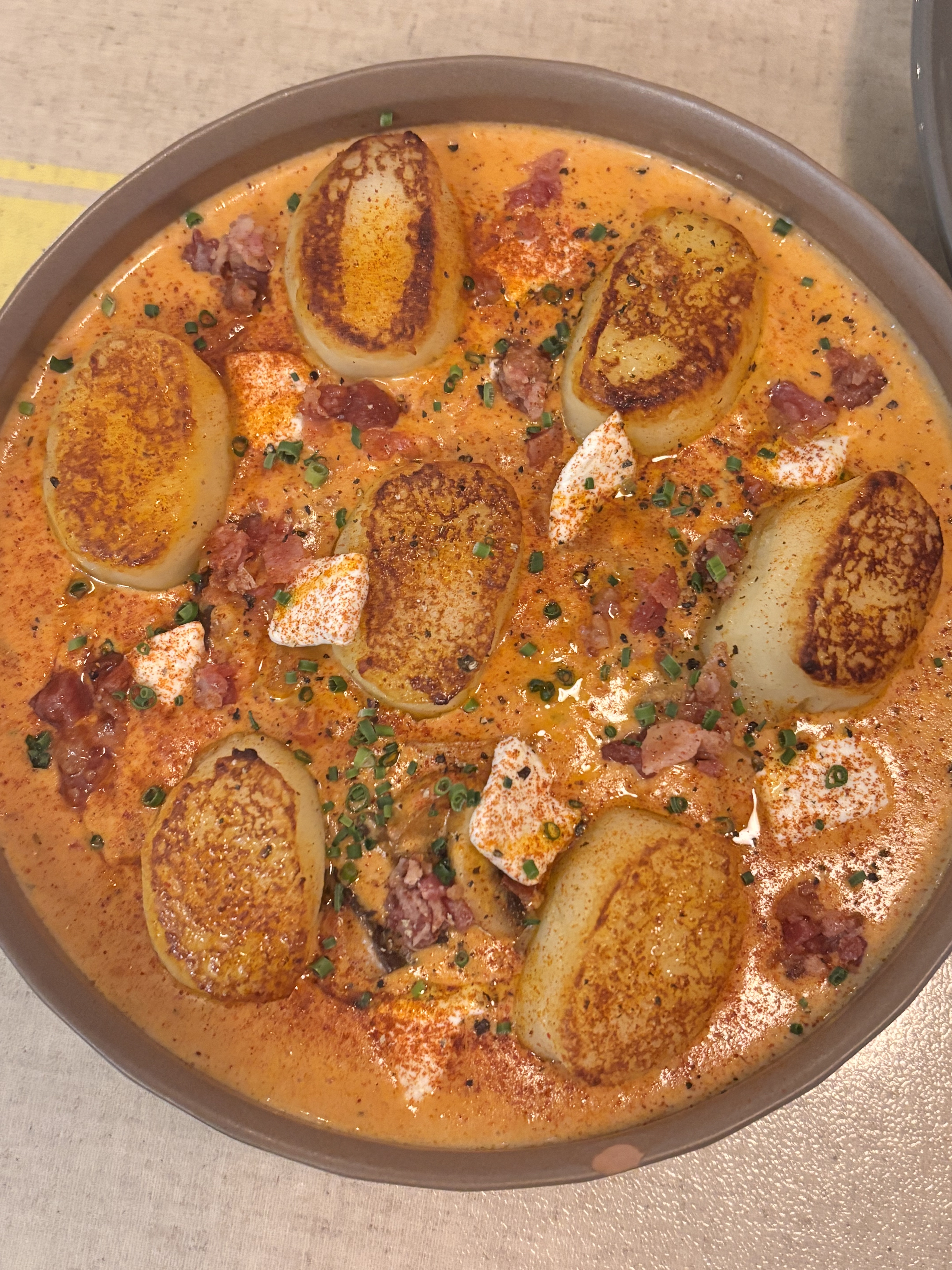 와인잔과 곁들여진 스테이크