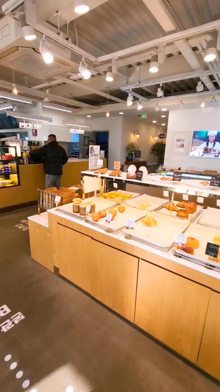 매장 내부 빵 진열대