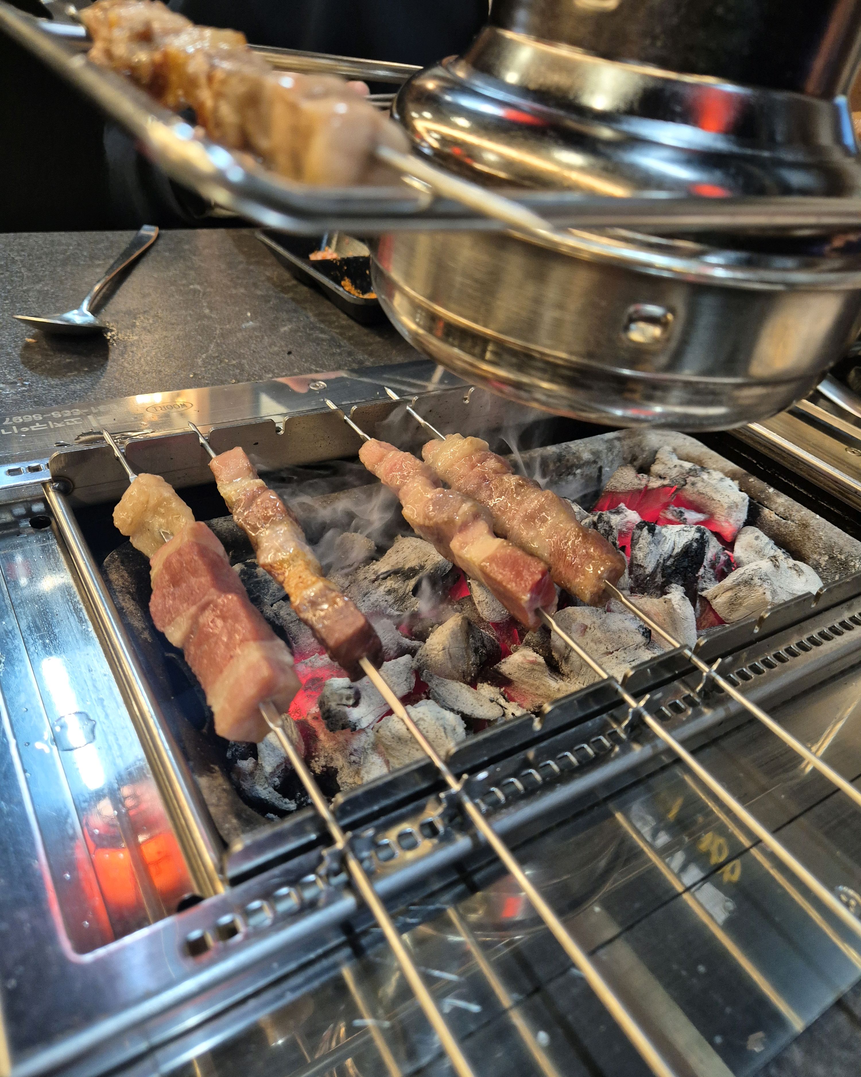 숯불 위에서 맛있게 익어가는 양꼬치