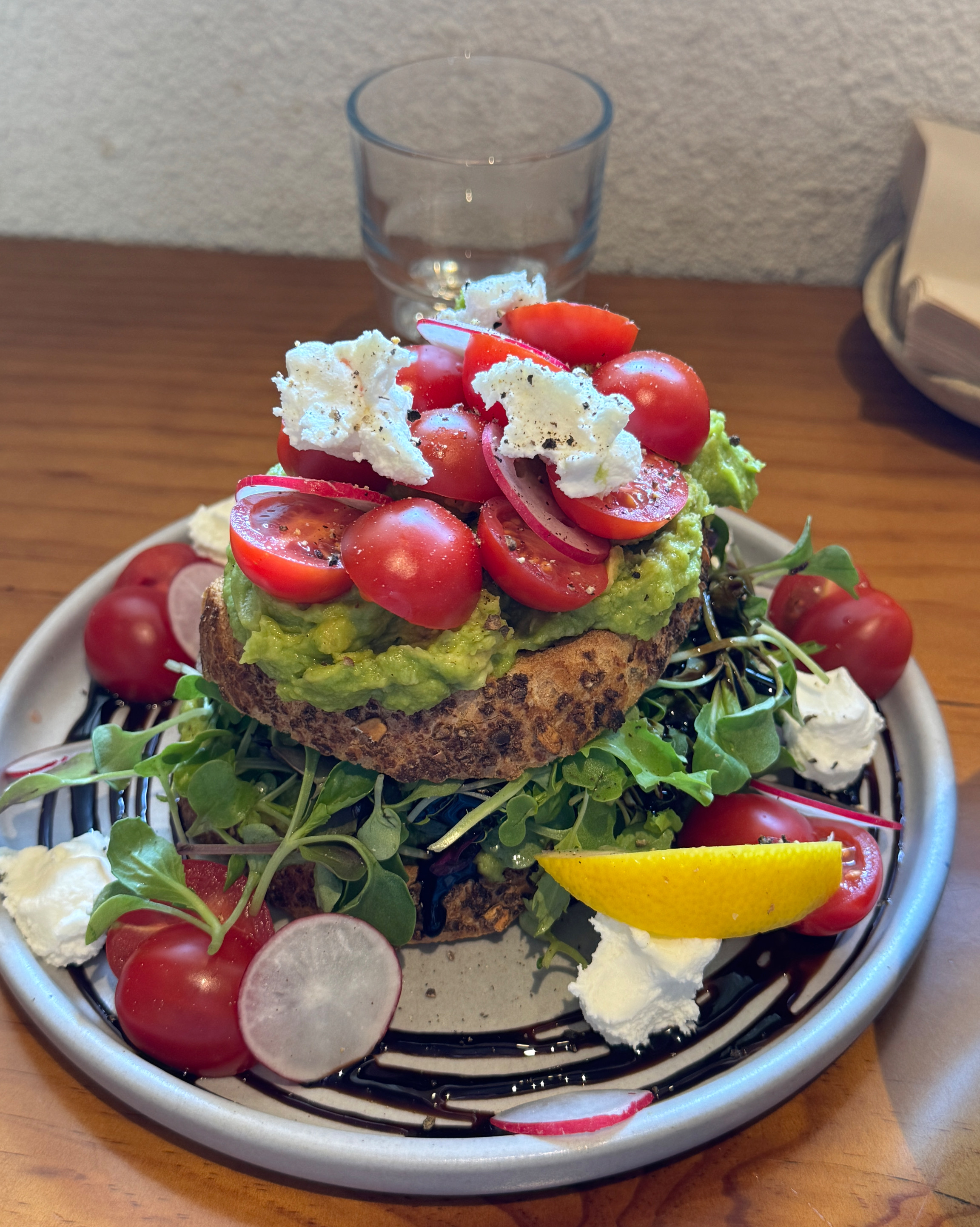 다양한 샌드위치와 사이드 메뉴