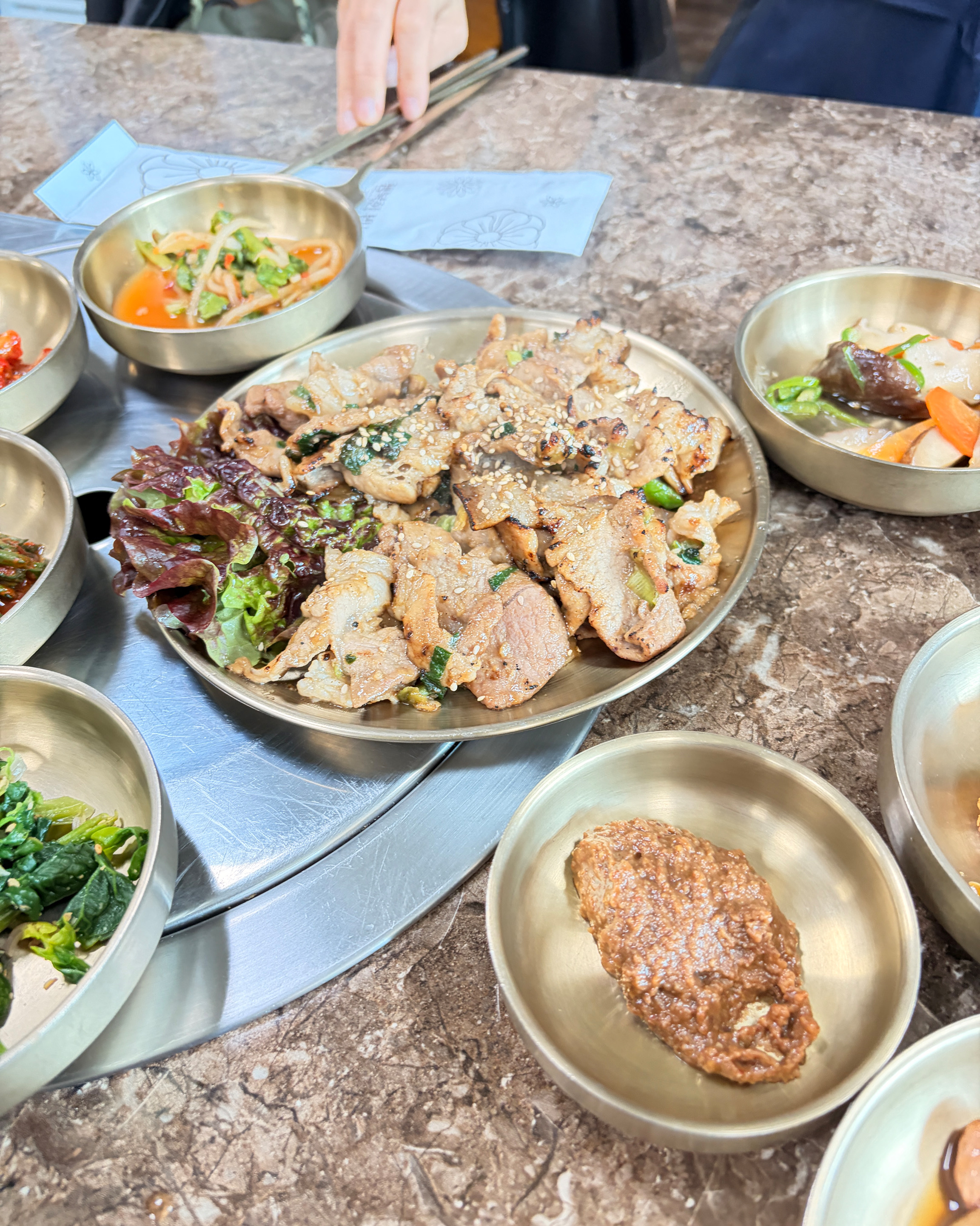 메인 요리로 나온 고기와 쌈 채소