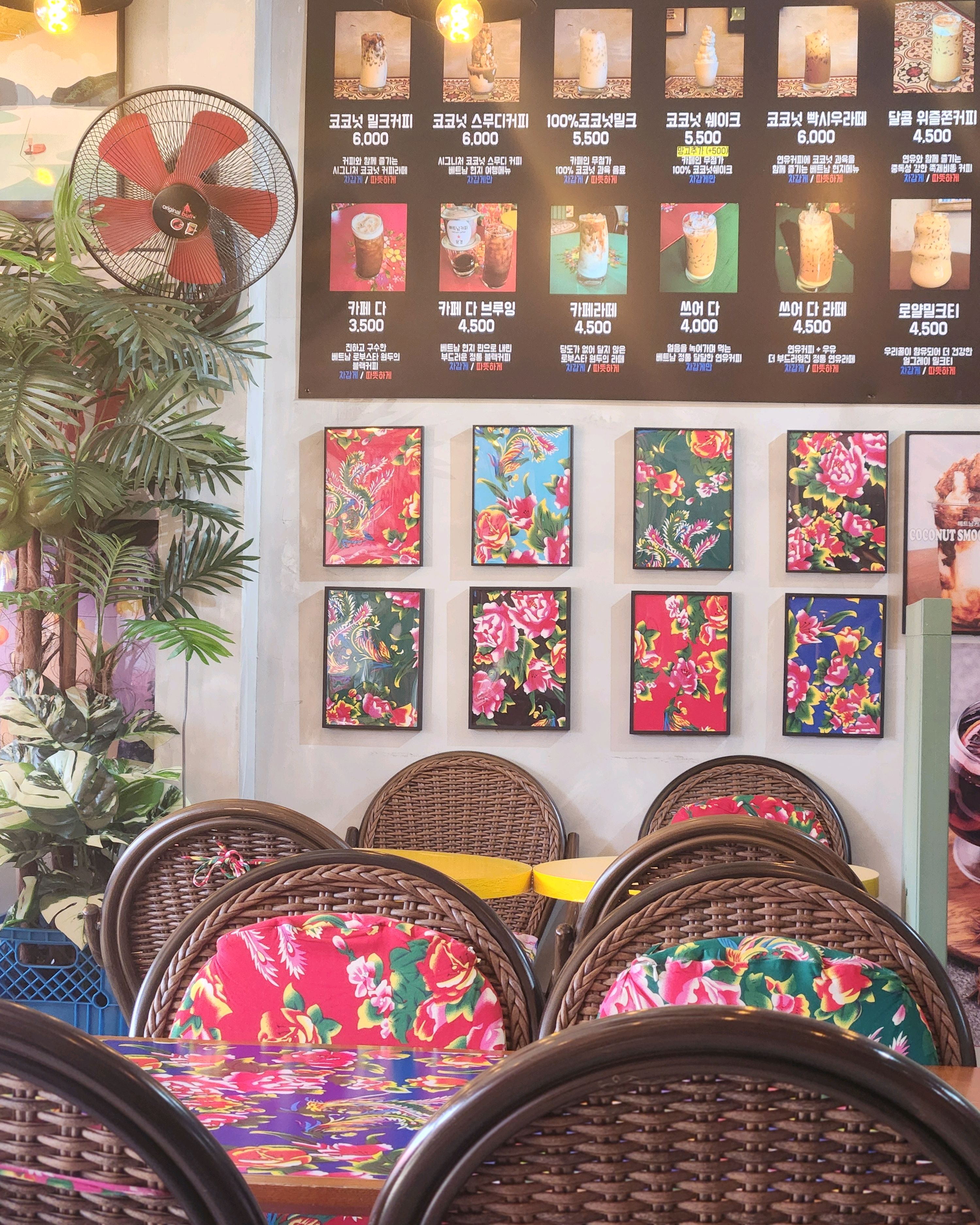 카페 내부의 메뉴판과 테이블, 의자 모습 - 두 번째 이미지와 유사