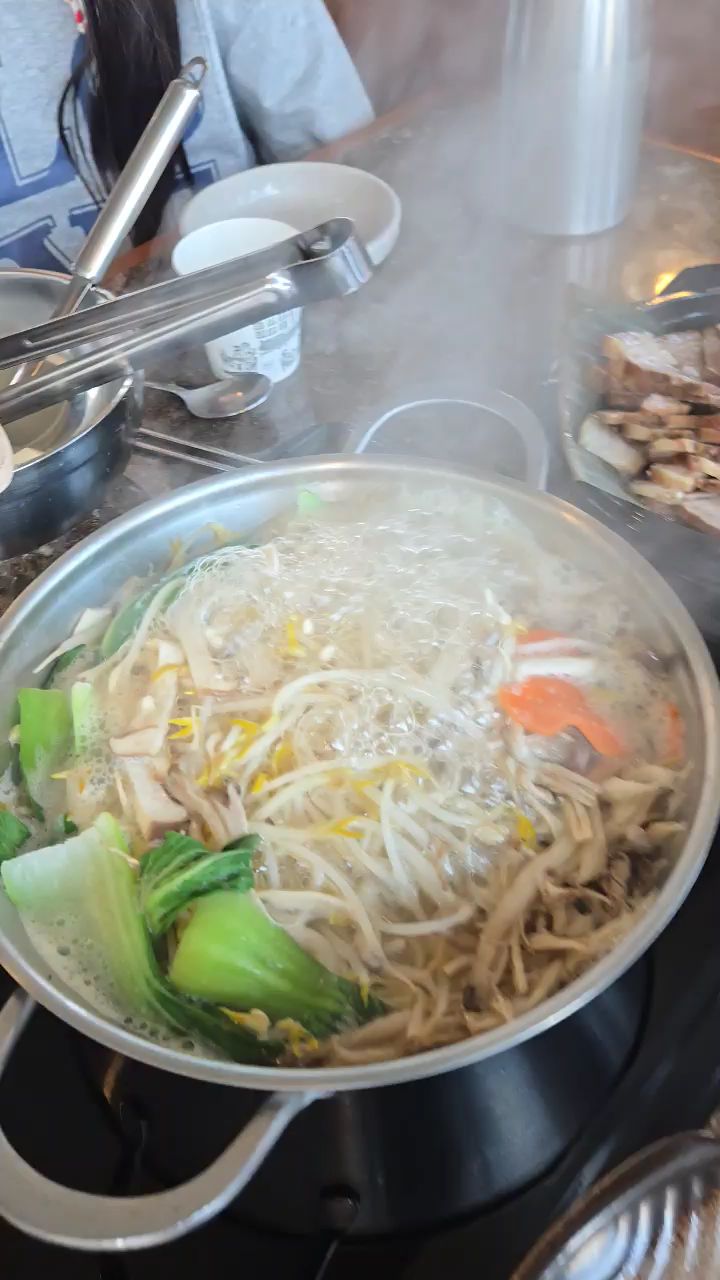 막국수 비비는 모습