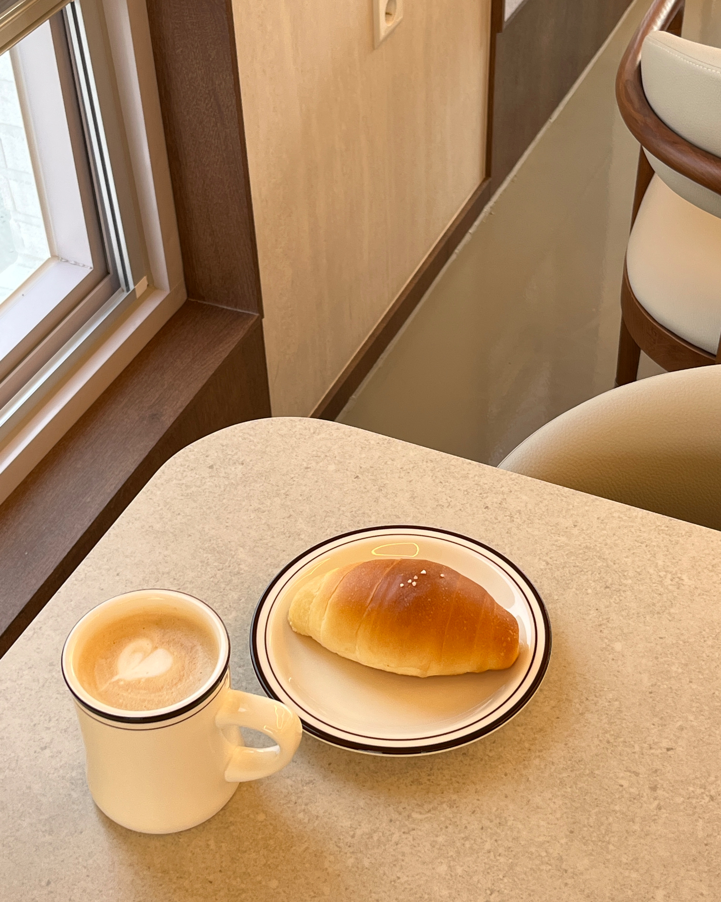 커피와 크루아상이 놓인 테이블