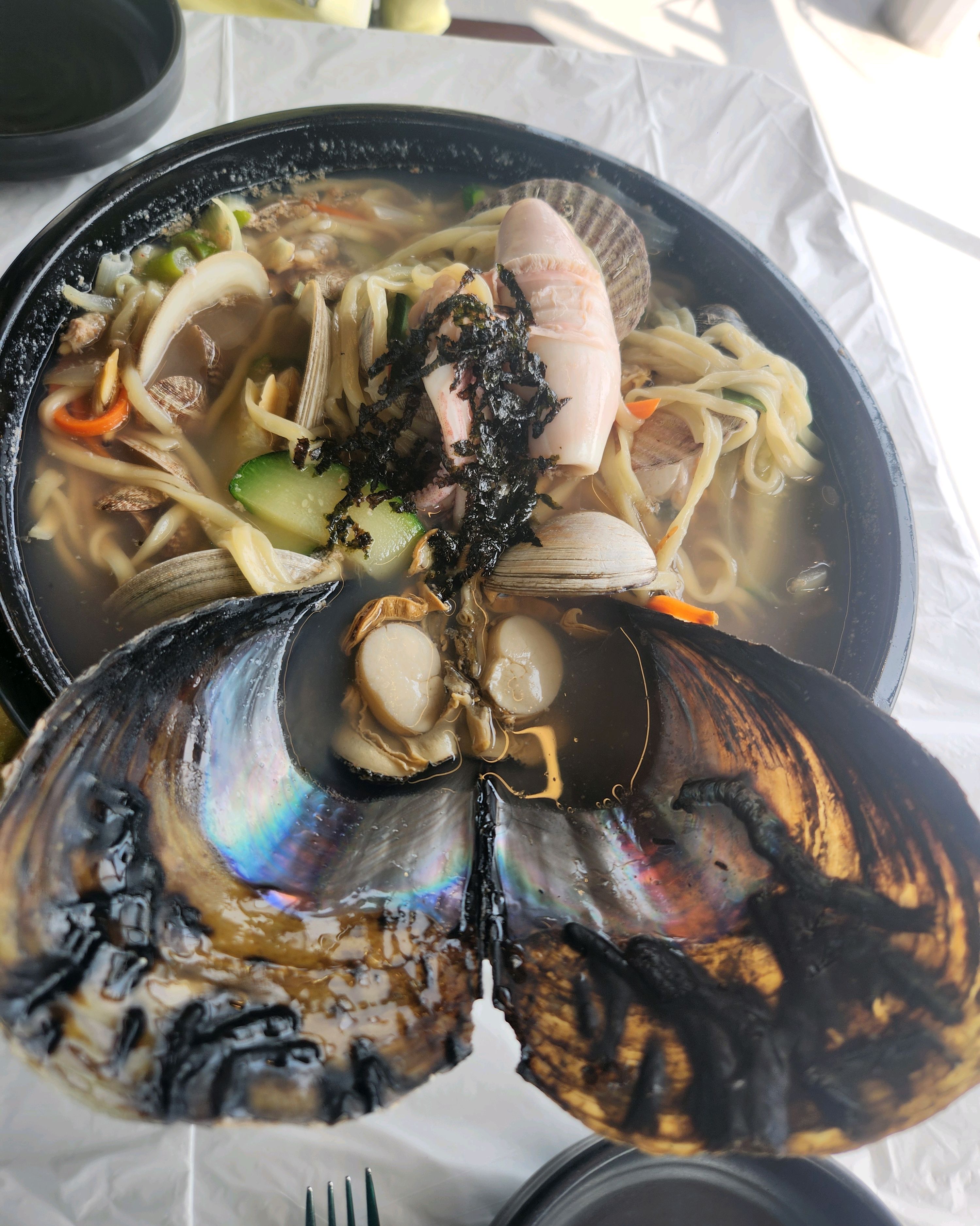 김치와 백김치가 담긴 반찬 접시