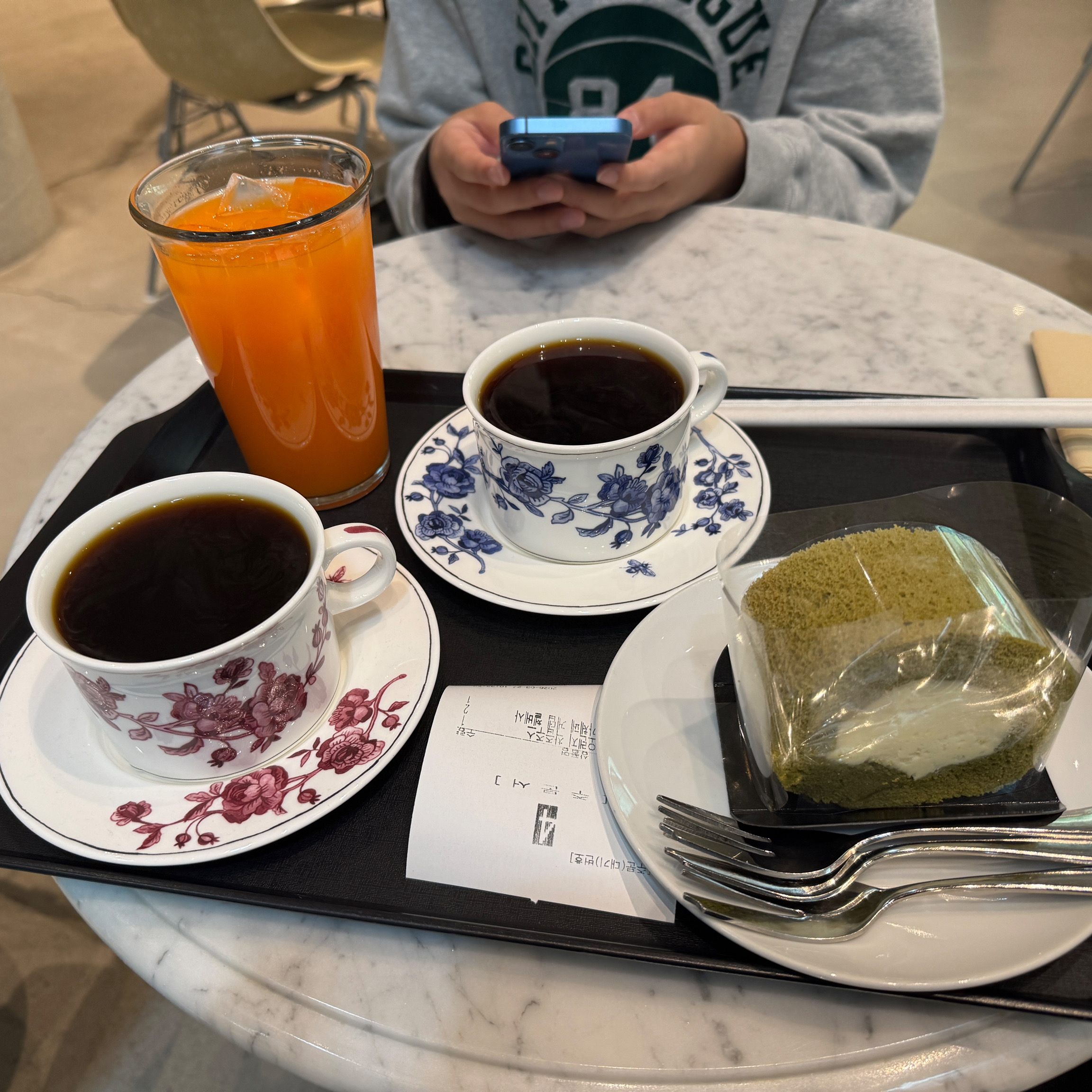 테라로사 제주 내부 모습 - 다채로운 의자와 테이블