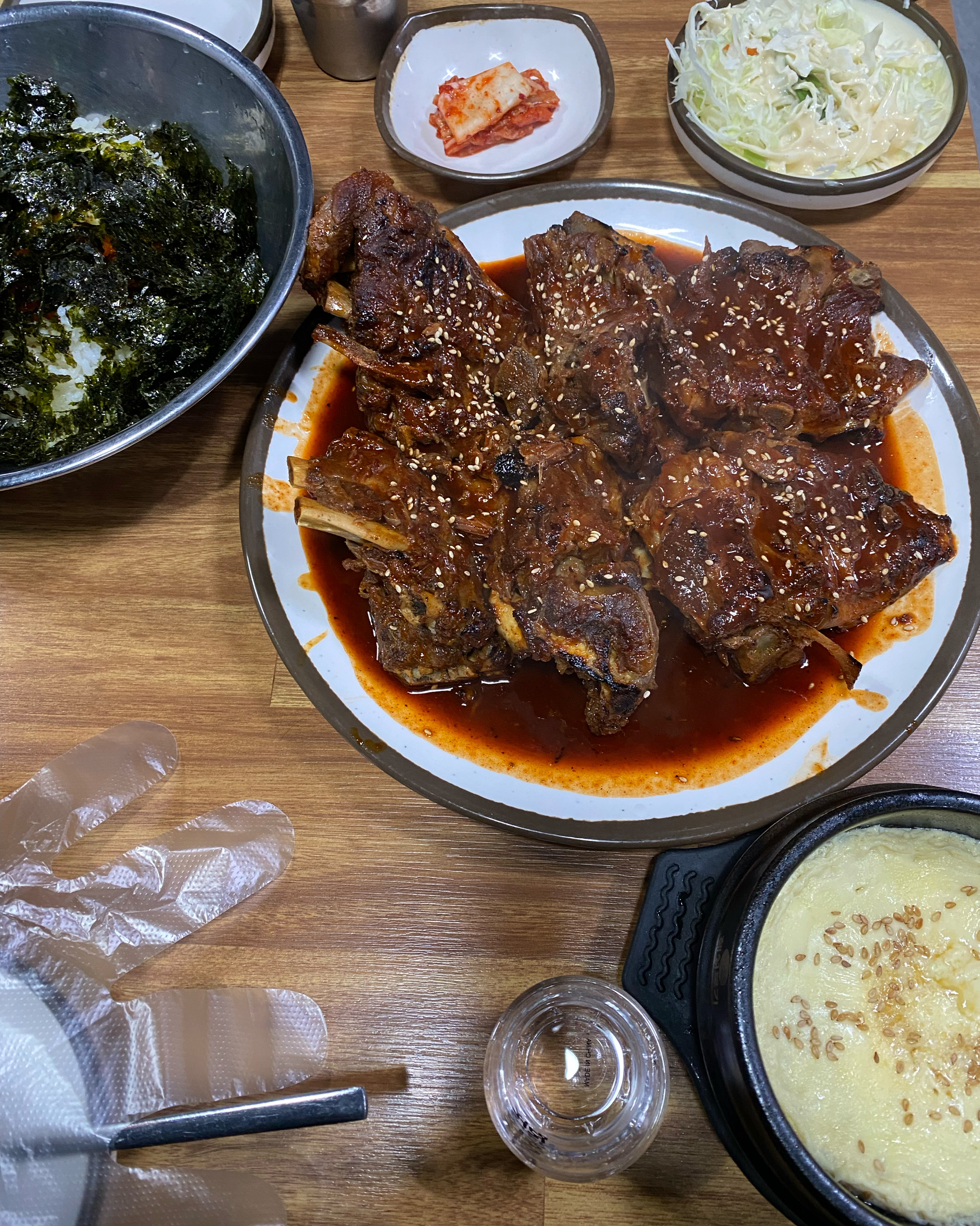 테이블에 차려진 뼈구이와 곁들임 음식들