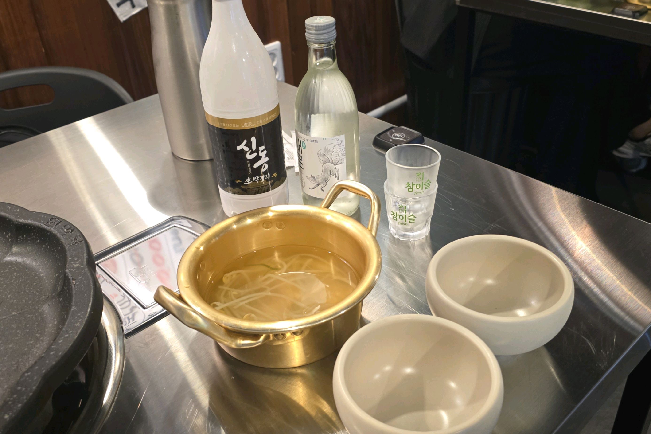 막창이 불판 위에서 구워지고 있는 클로즈업 샷