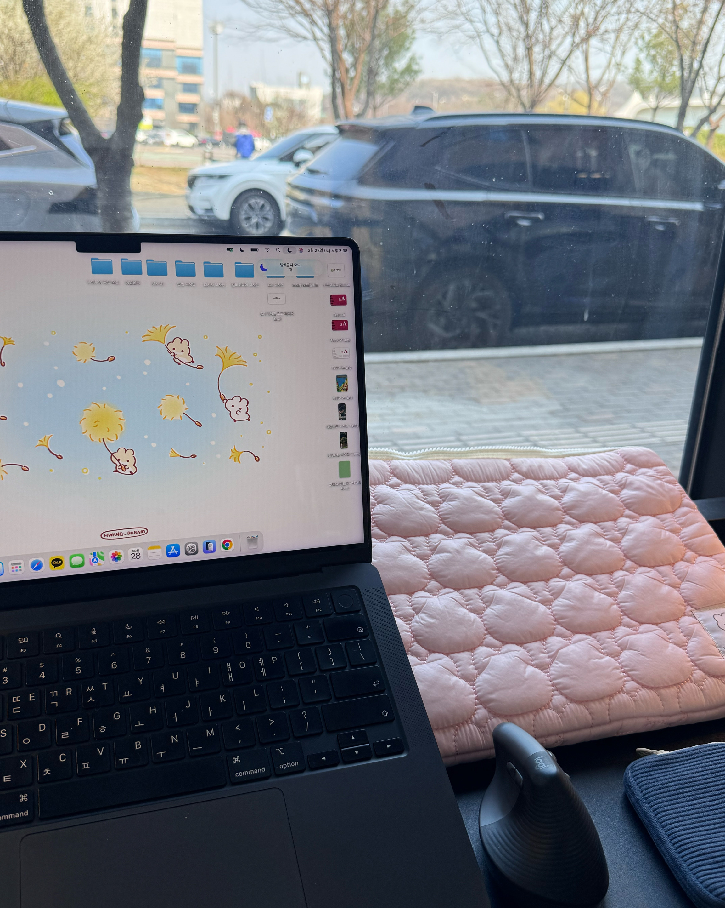 노트북 화면과 핑크색 퀼팅 파우치, 검은색 마우스