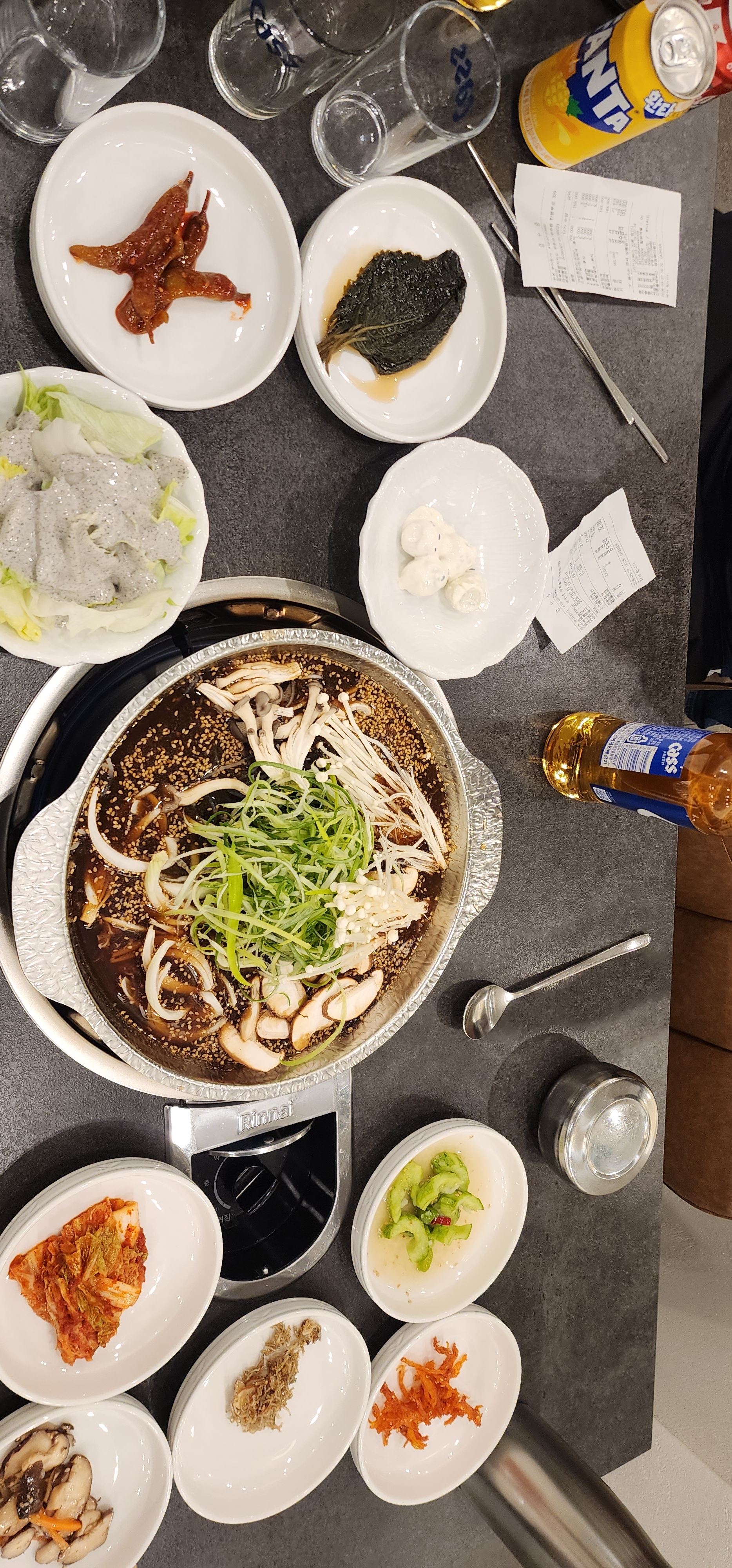 다양한 메뉴와 함께 즐거운 식사 시간