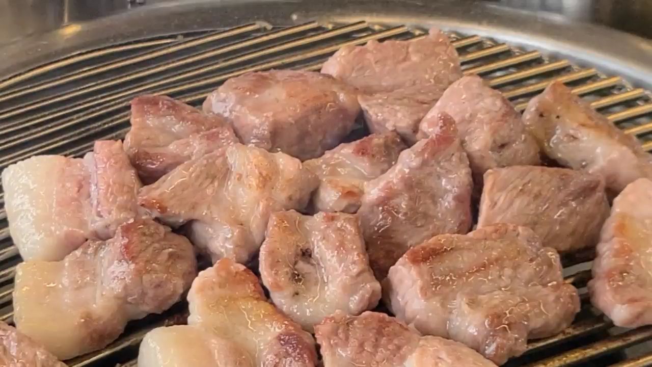 고기를 굽는 장면을 담은 영상 썸네일