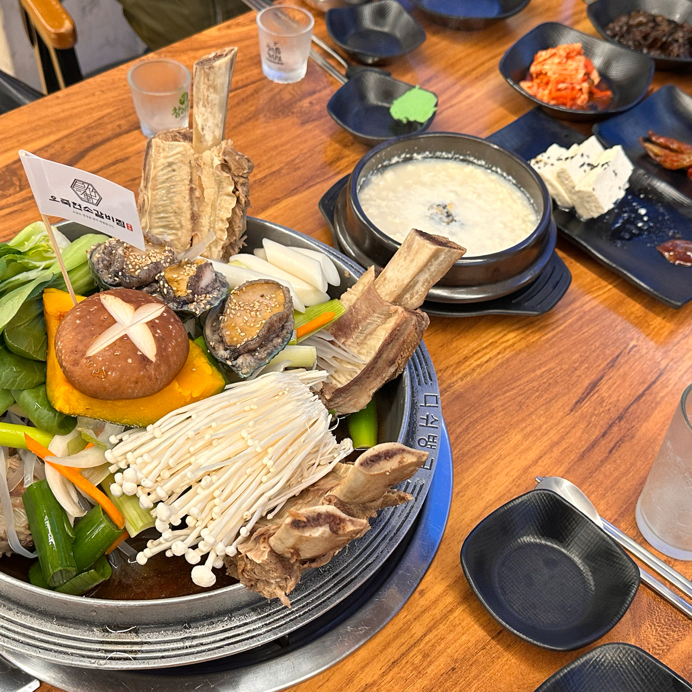 테이블에 차려진 푸짐한 식사 모습