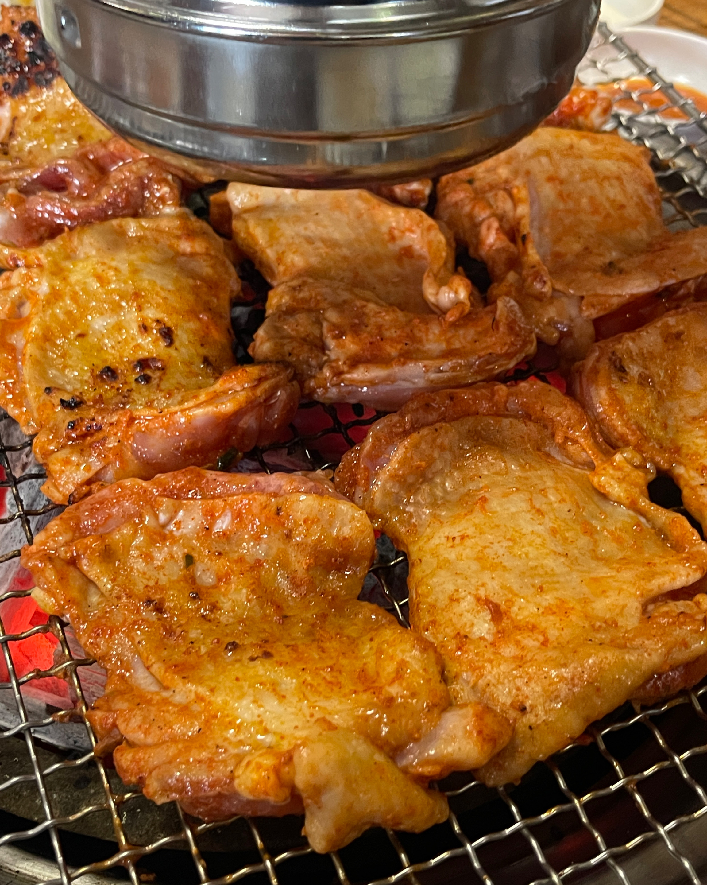 숯불 위에서 익어가는 양념 닭갈비