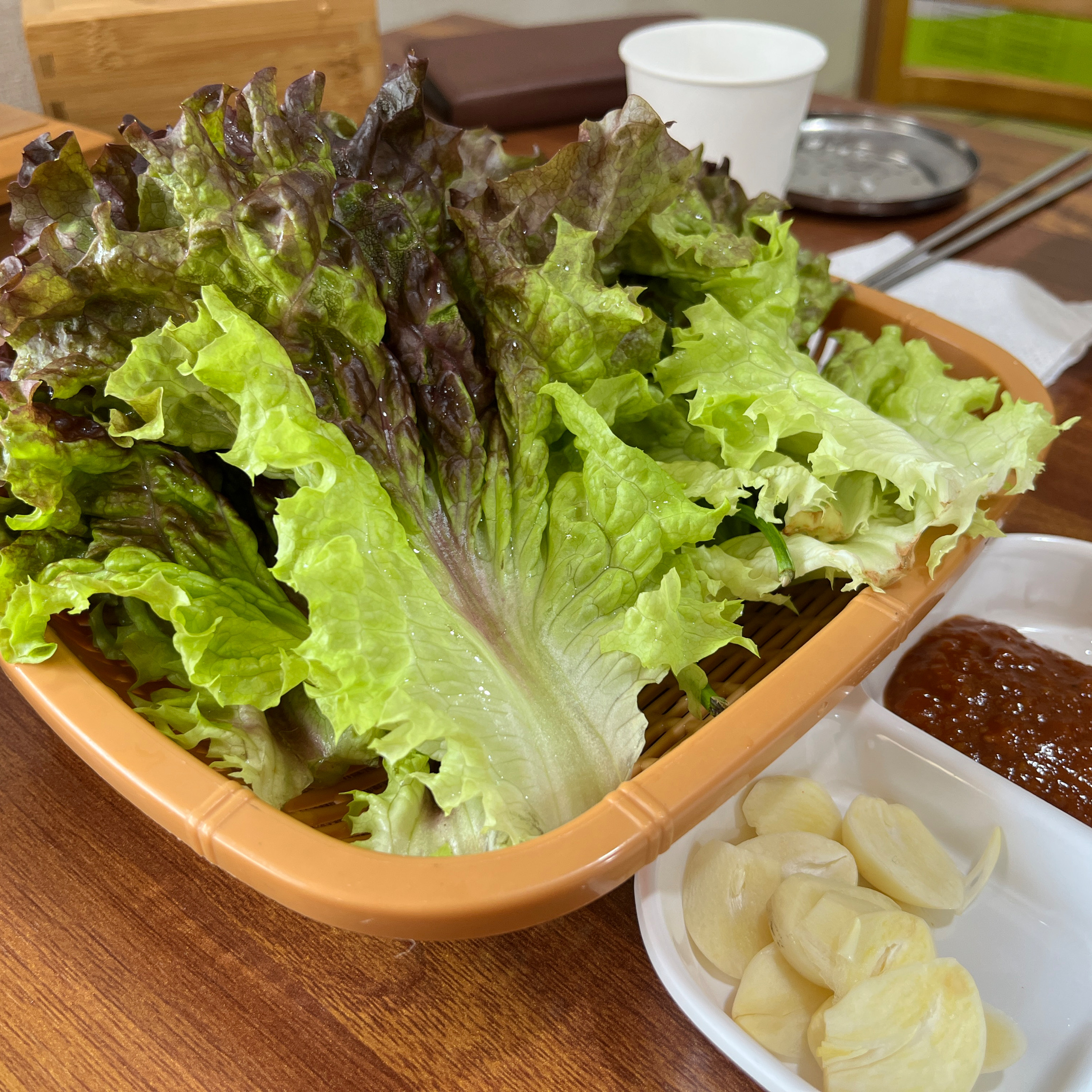 쌈 채소와 제육