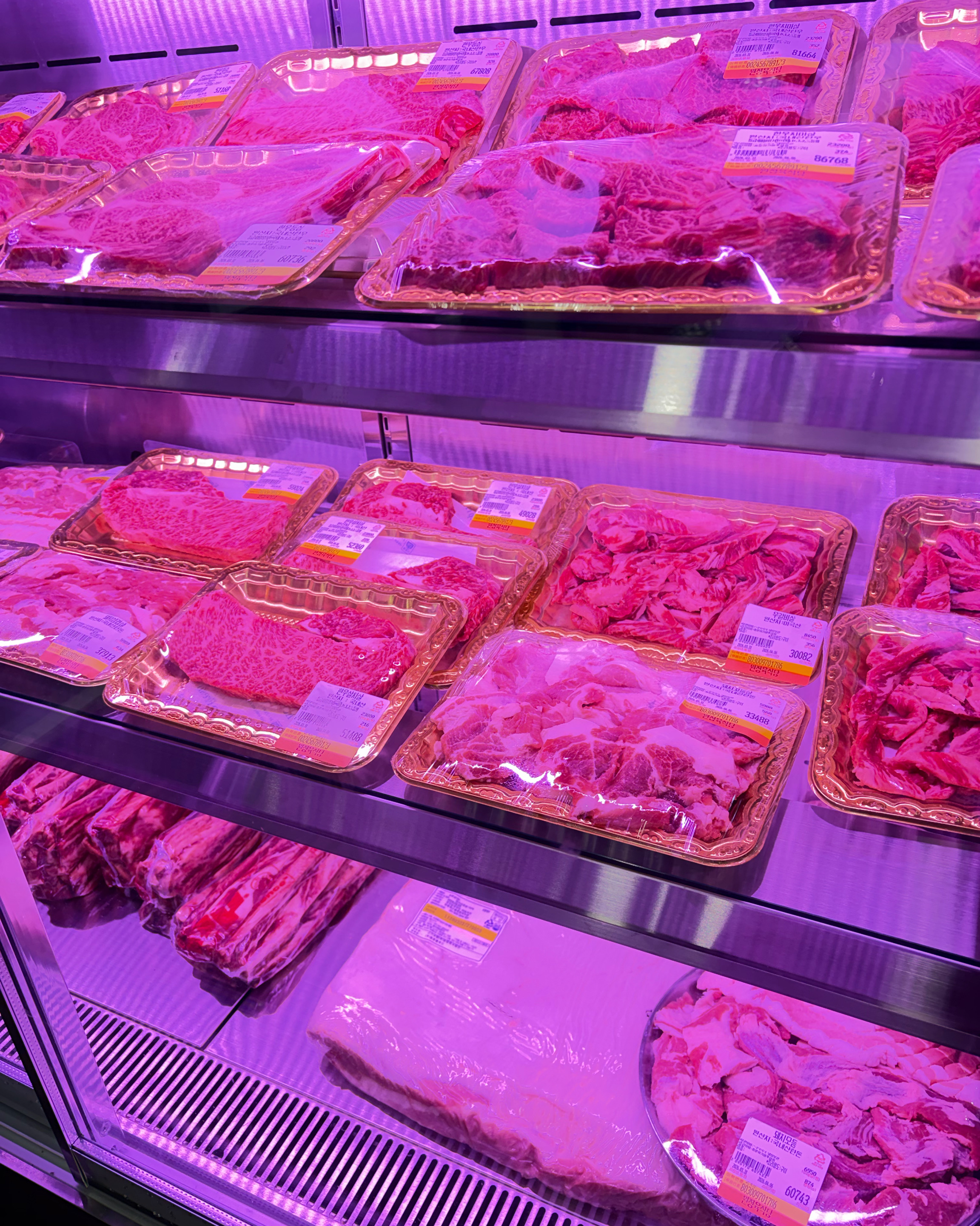 진열장에 놓인 신선한 고기들