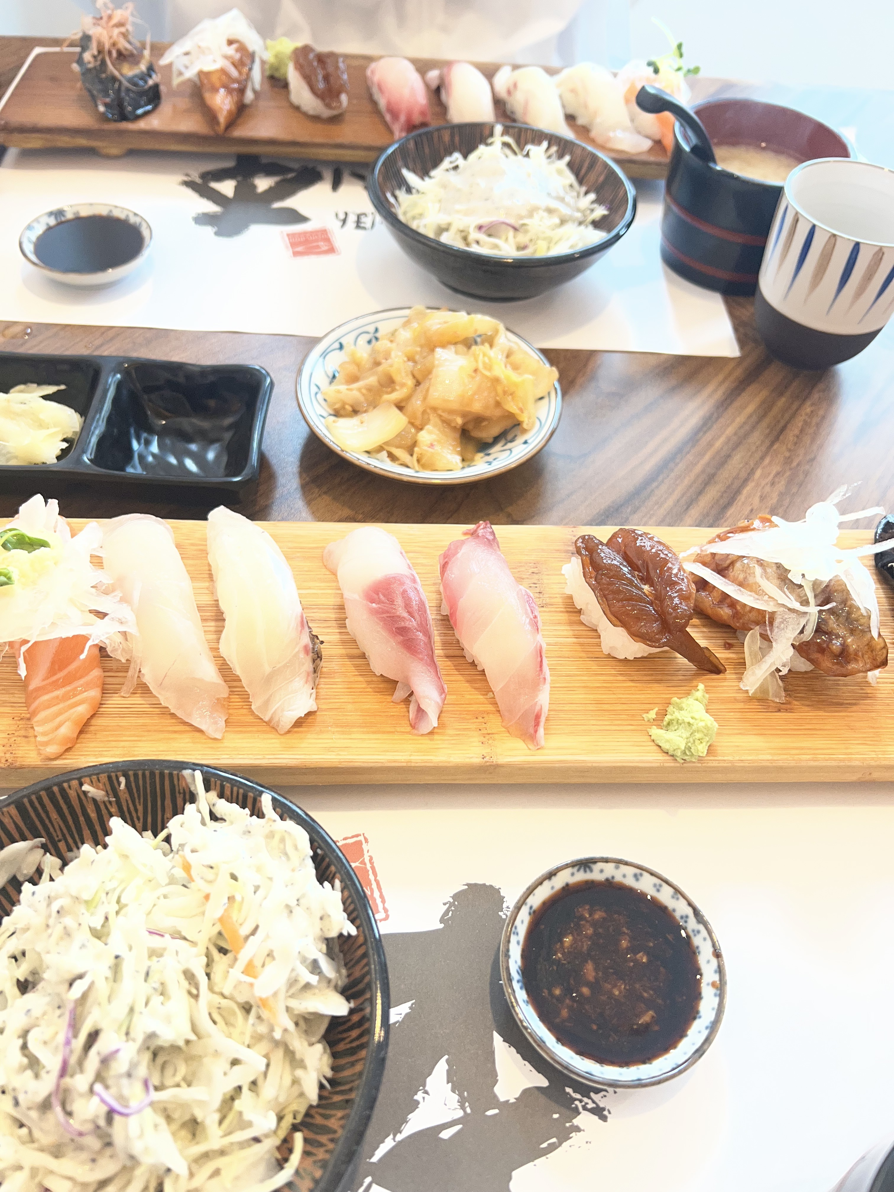 다양한 스시와 곁들임